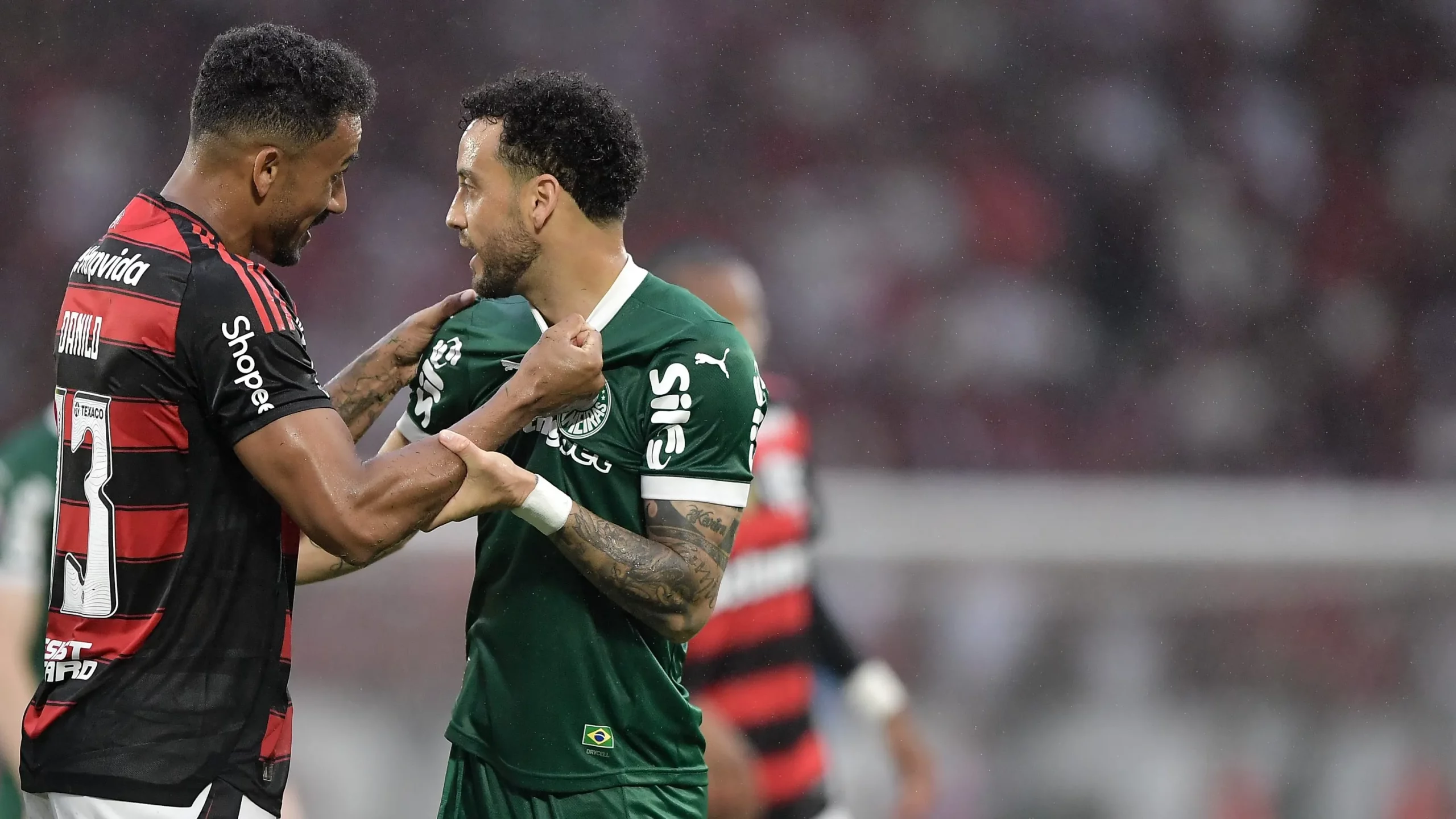 RJ – RIO DE JANEIRO – 19/10/2025 – BRASILEIRO A 2025, FLAMENGO X PALMEIRAS – Danilo jogador do Flamengo disputa lance com Felipe Anderson jogador do Palmeiras durante partida no estadio Maracana pelo campeonato Brasileiro A 2025. Foto: Thiago Ribeiro/AGIF