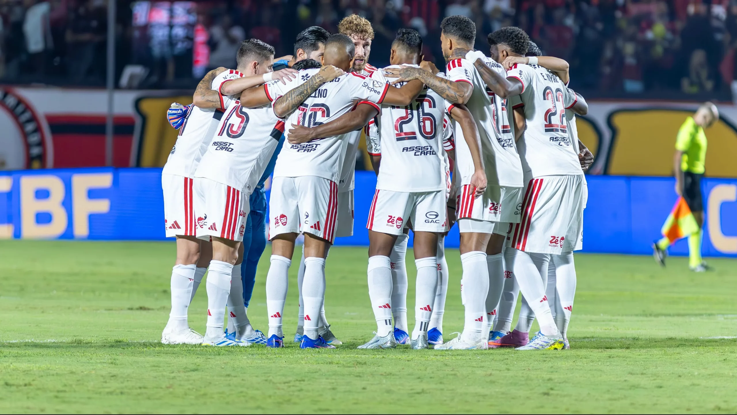 Jogadores do Flamengo posam para foto antes na partida contra Vitoria no estadio Barradao pelo campeonato Copa Do Brasil 2026. Foto: Marcio Jose/AGIF