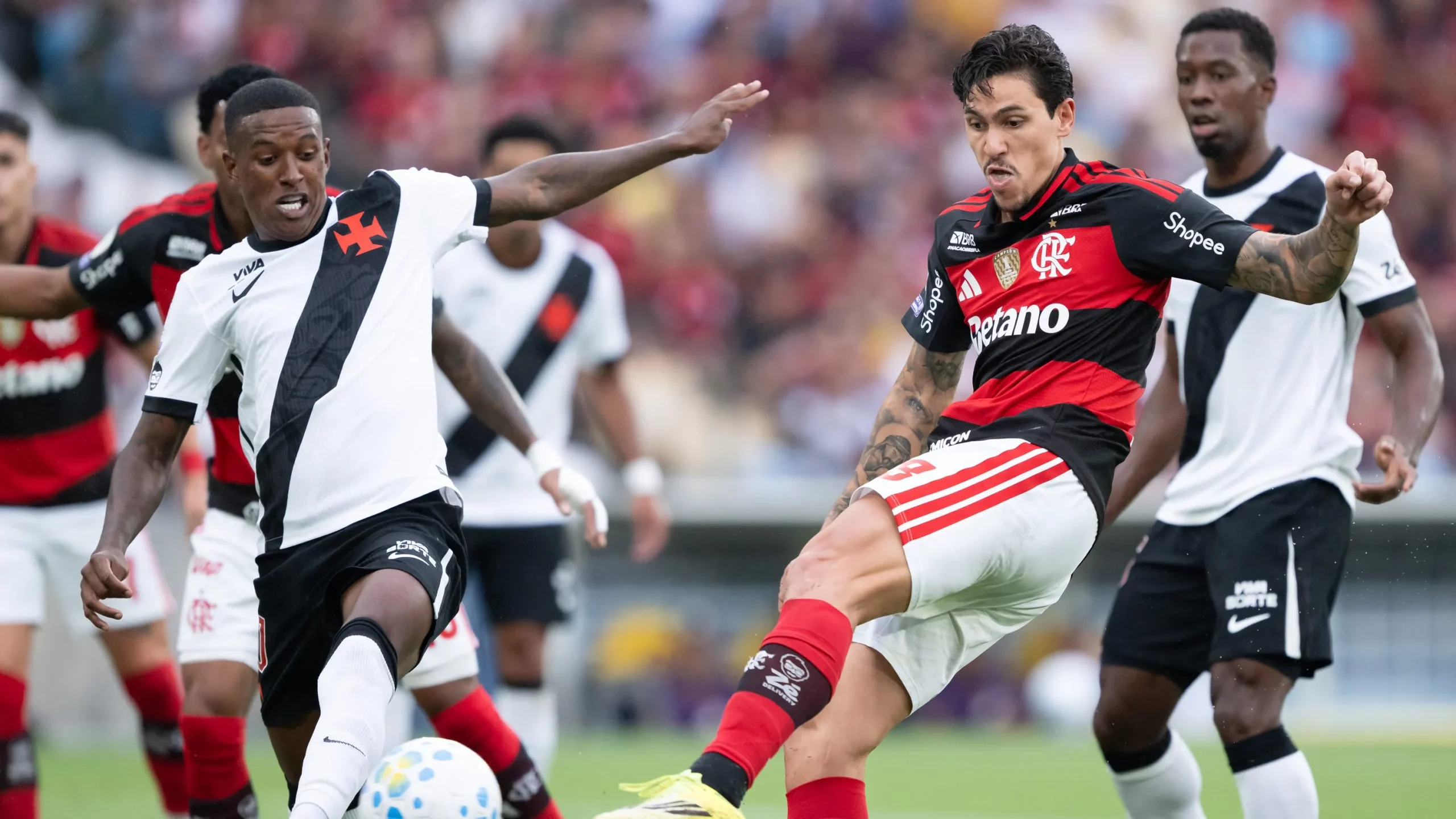 Pedro, jogador do Flamengo, chuta para marcar  seu gol durante partida contra o Vasco no estadio Maracana pelo campeonato Brasileiro A 2026. Foto: Jorge Rodrigues/AGIF