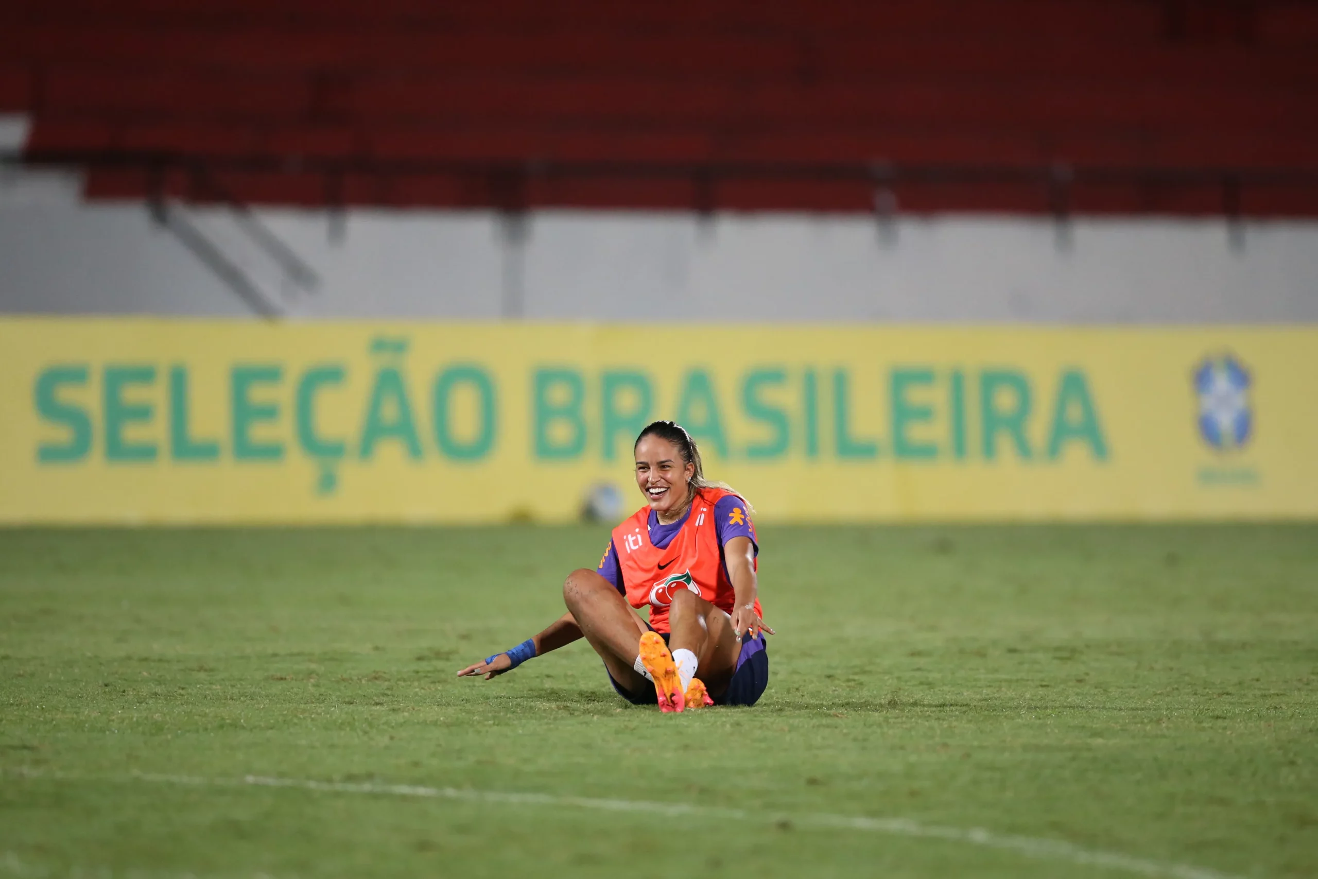 Gabi Nunes com a Seleção. Foto: Marlon Costa/AGIF