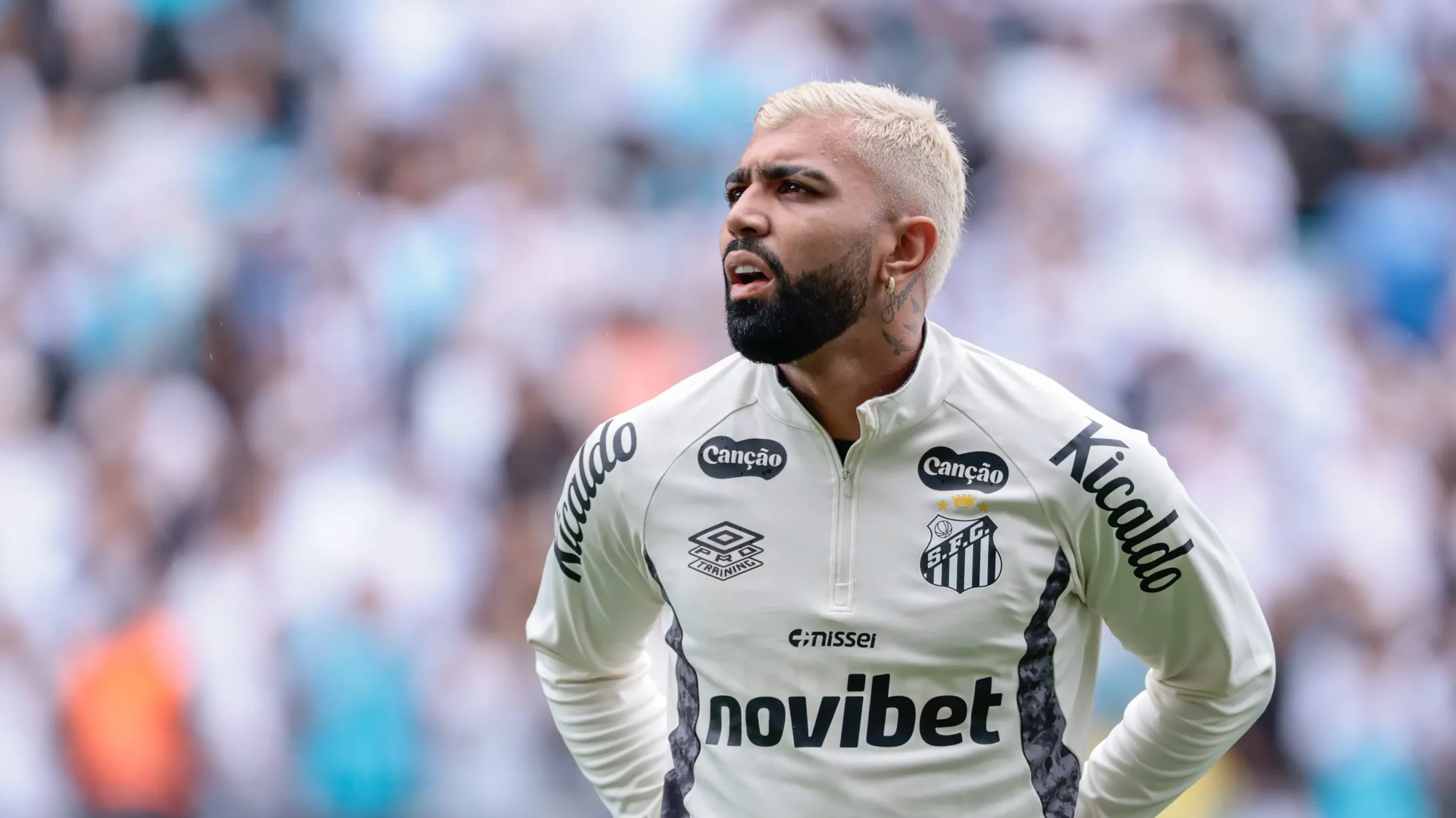 Gabigol jogador do Santos durante aquecimento antes da partida contra o Coritiba no estadio Arena Corinthians pelo campeonato Brasileiro A 2026. Foto: Marcello Zambrana/AGIF