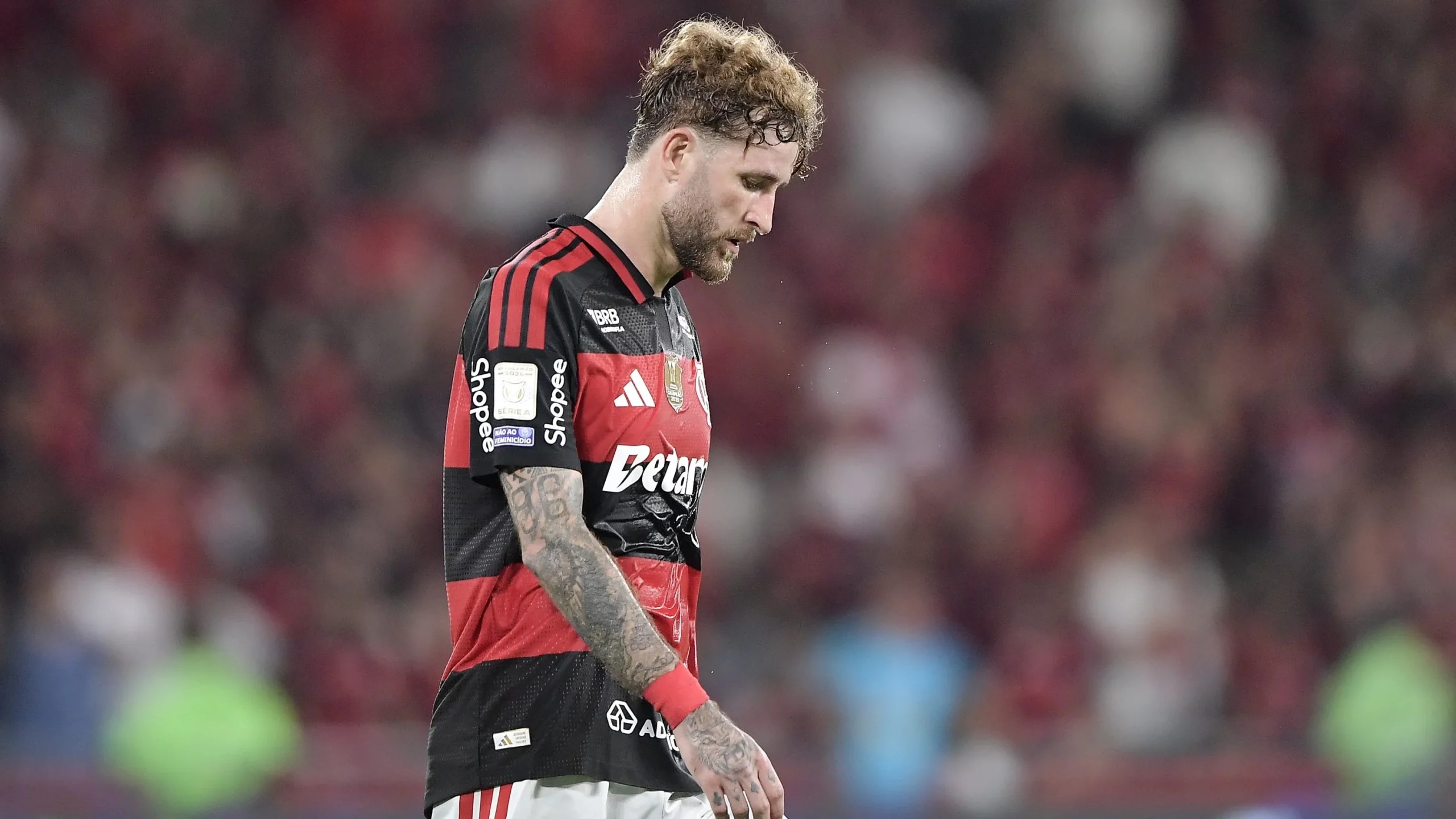 Leo Pereira jogador do Flamengo durante partida contra o Palmeiras no estadio Maracana pelo campeonato Brasileiro A 2026. Foto: Thiago Ribeiro/AGIF