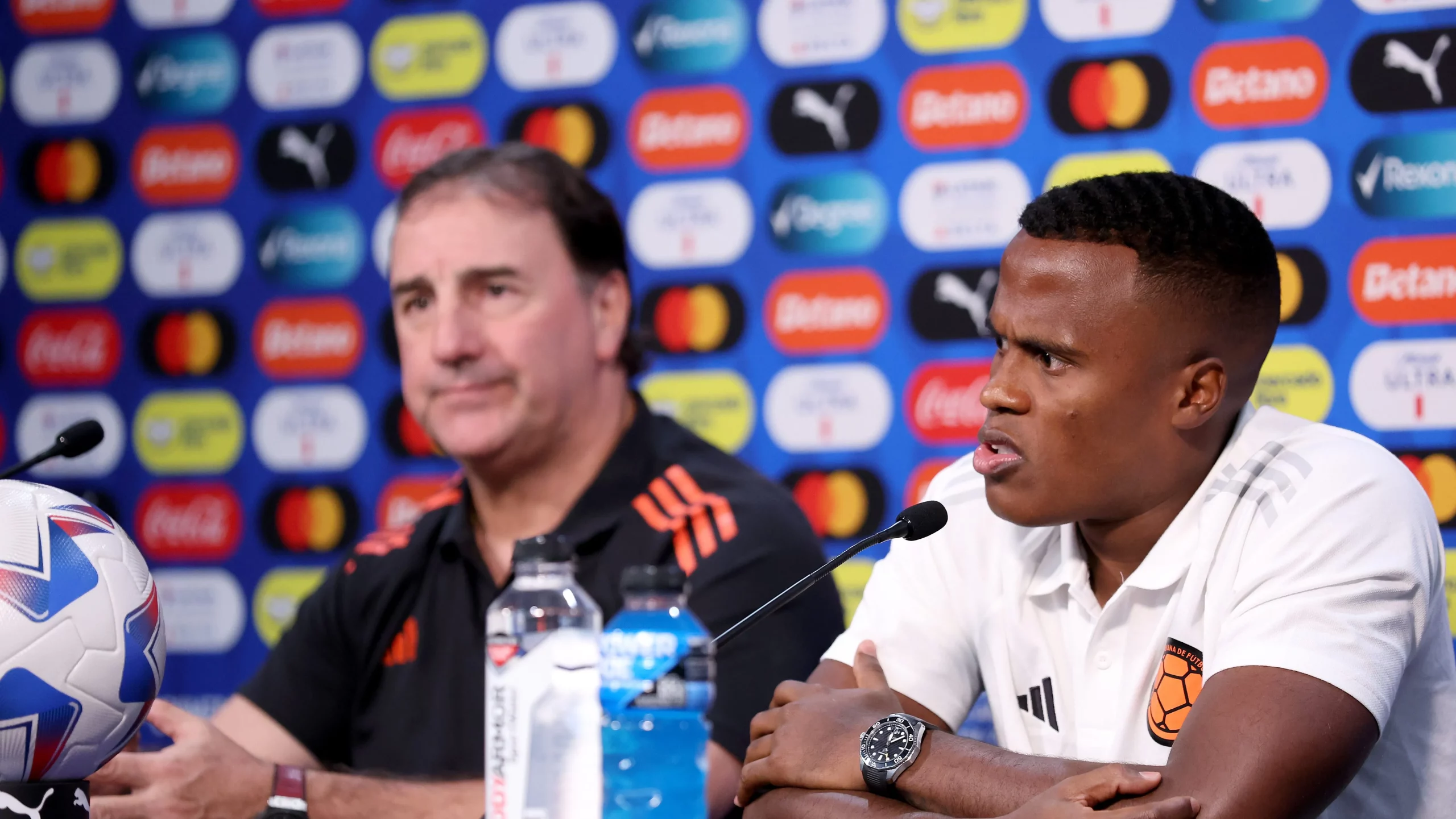 Foto: Ezra Shaw/Getty Images – Néstor Lorenzo, técnico argentino, em coletiva na Colômbia ao lado de Arias.