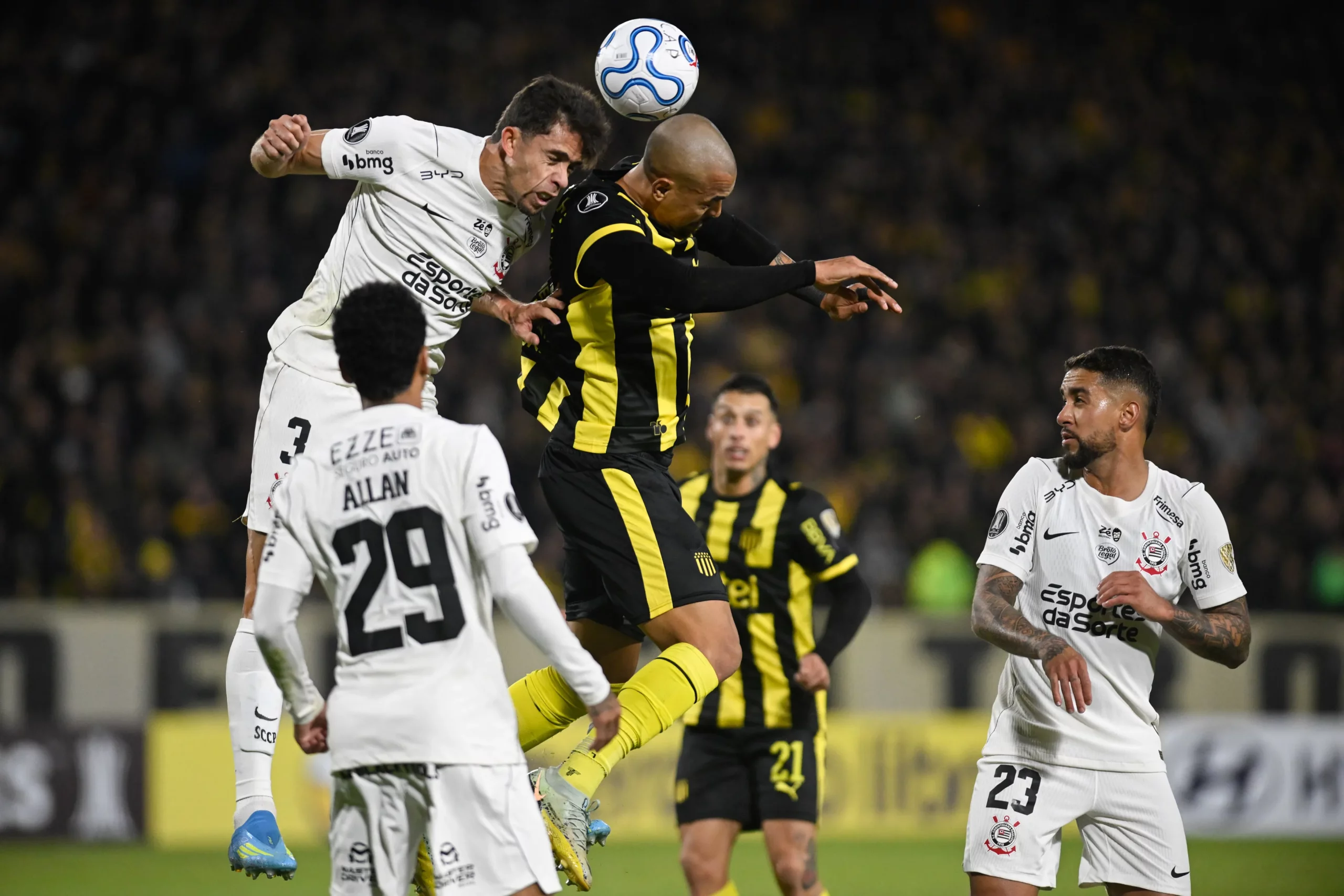 MONTEVIDEO, URUGUAY – MAY 21: Gabriel de Abreu of Corinthians vies for the ball with Emanuel Gularte of Peñarol during a Copa CONMEBOL Libertadores Group E match between Peñarol and Corinthians at Campeon Del Siglo Stadium on May 21, 2026 in Montevideo, Uruguay. (Photo by Guillermo Legaria/Getty Images)