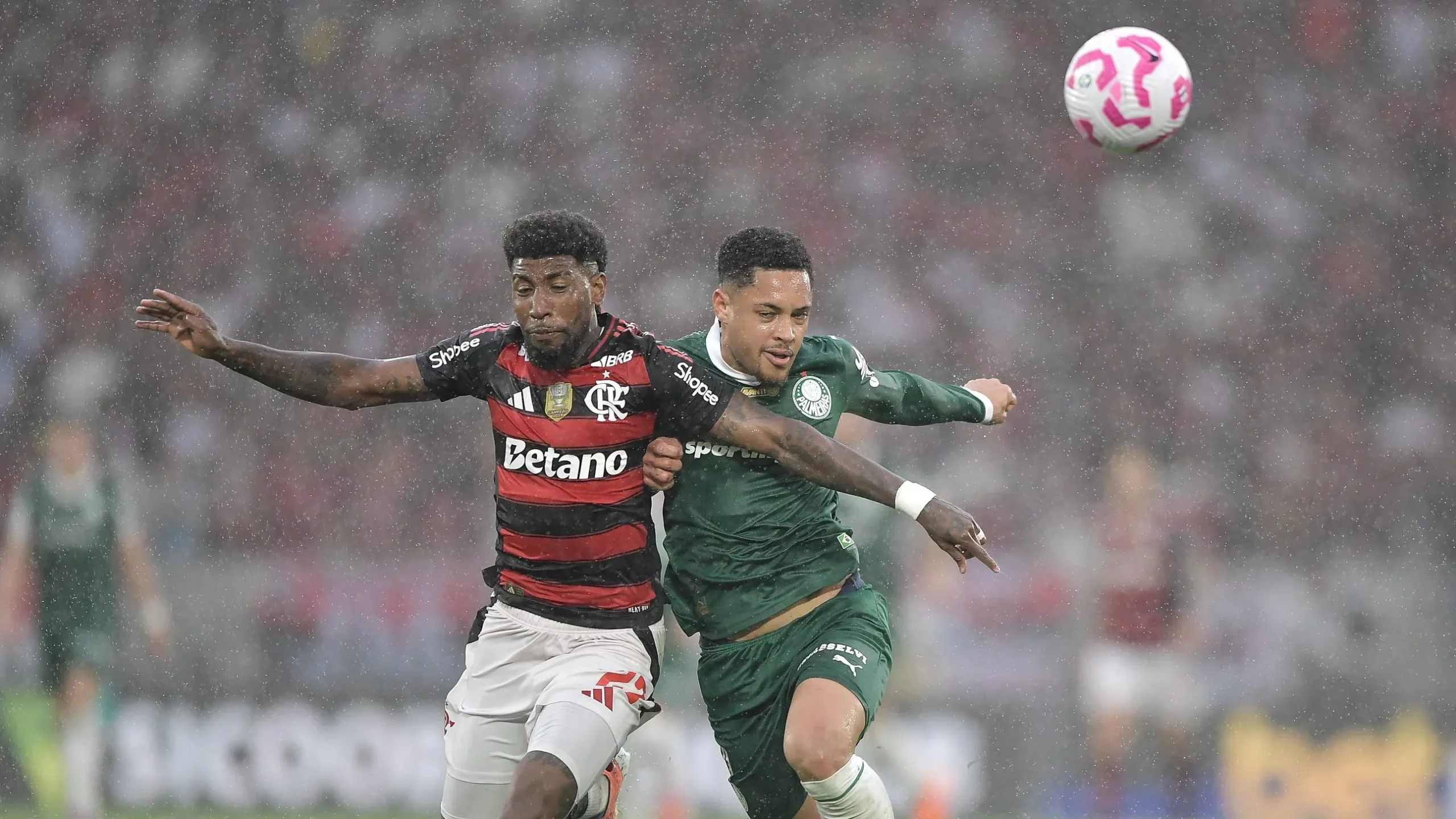 Foto: Thiago Ribeiro/AGIF – Emerson Royal e Vitor Roque em disputa de bola em Flamengo x Palmeiras.