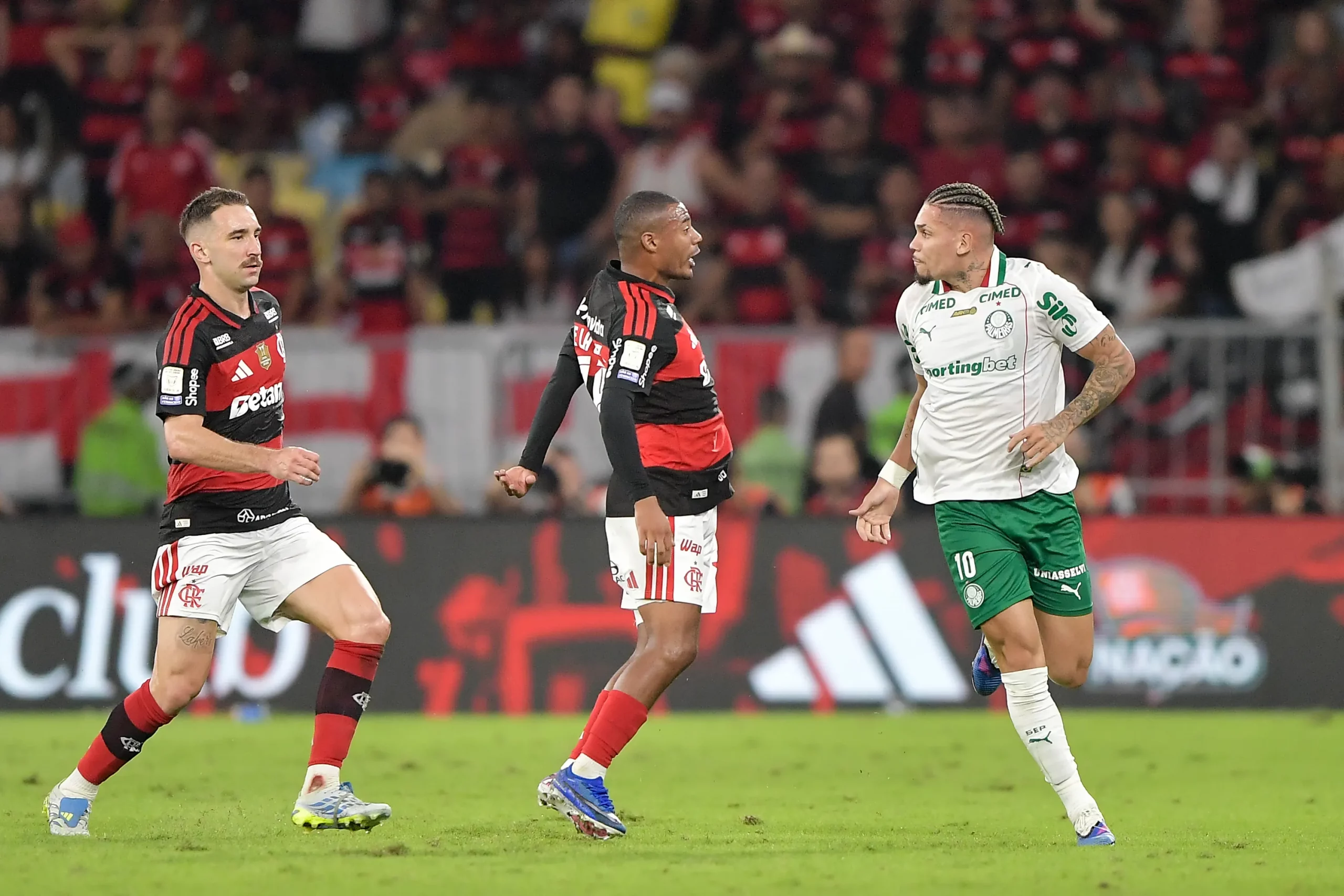 RJ – RIO DE JANEIRO – 23/05/2026 – BRASILEIRO A 2026, FLAMENGO X PALMEIRAS – Paulinho jogador do Palmeiras comemora seu gol durante partida contra o Flamengo no estadio Maracana pelo campeonato Brasileiro A 2026. Foto: Thiago Ribeiro/AGIF
