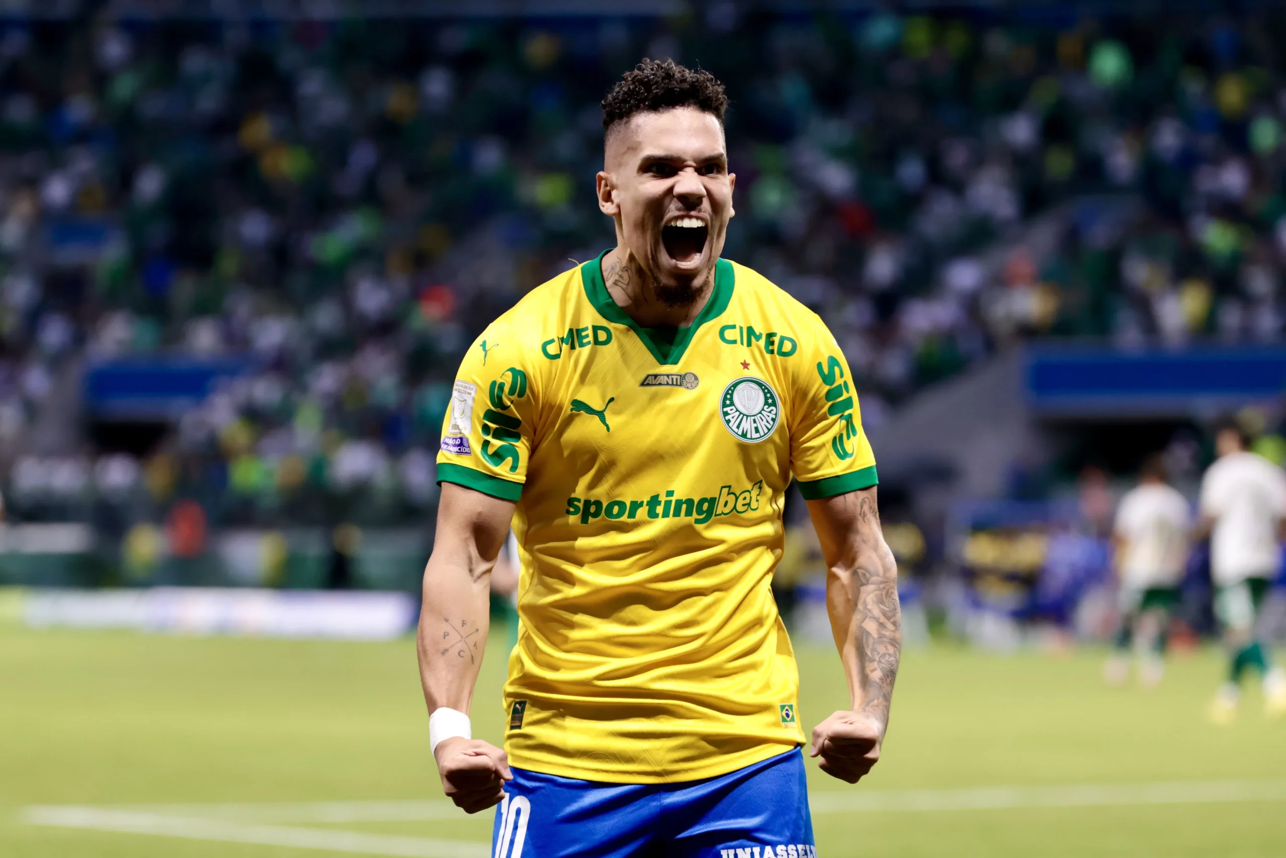 Paulinho comemora gol diante da Chapecoense