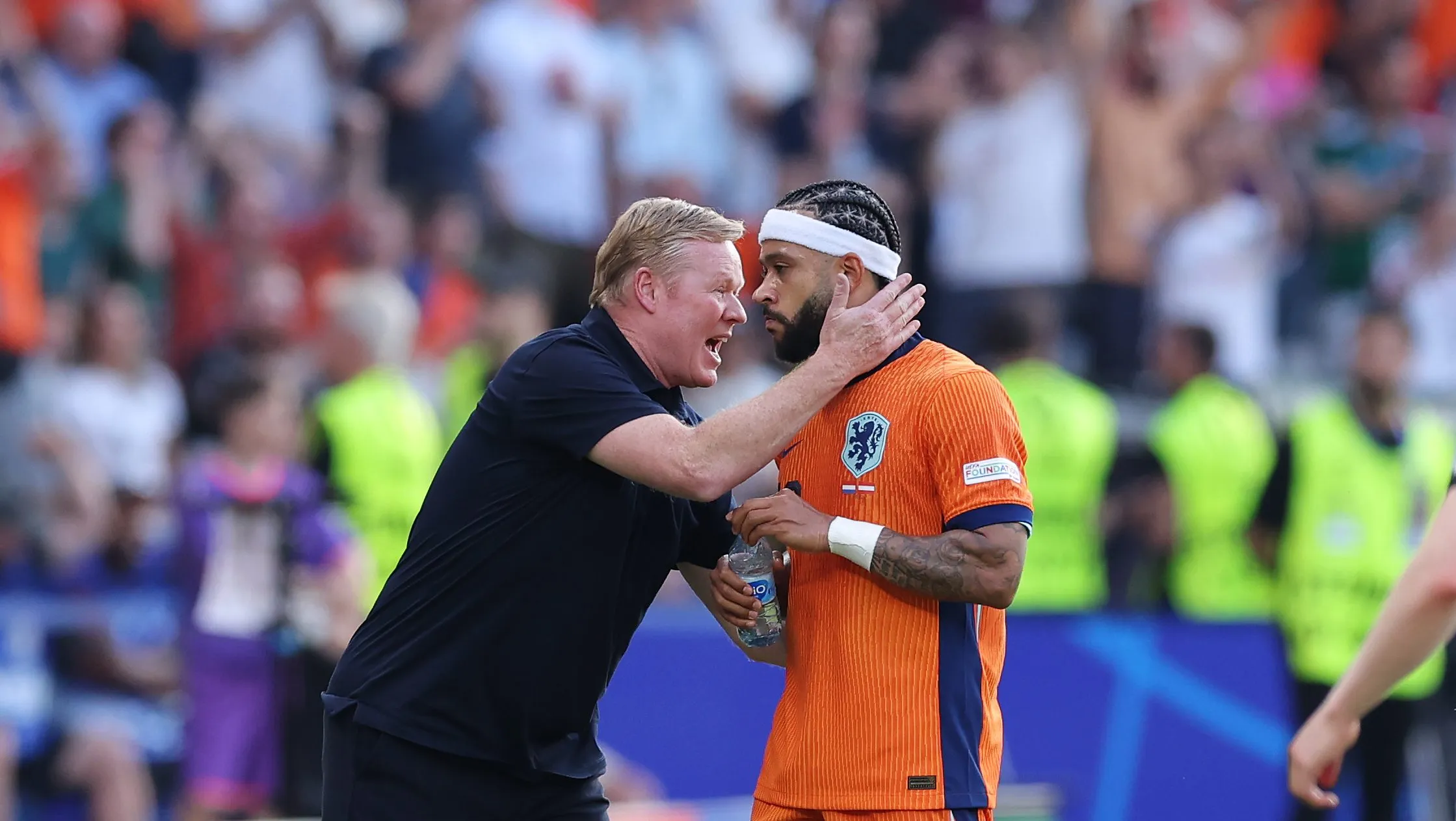 Foto: Alex Livesey/Getty Images –  Ronald Koeman dando instruções para Memphos em jogo da Holanda.