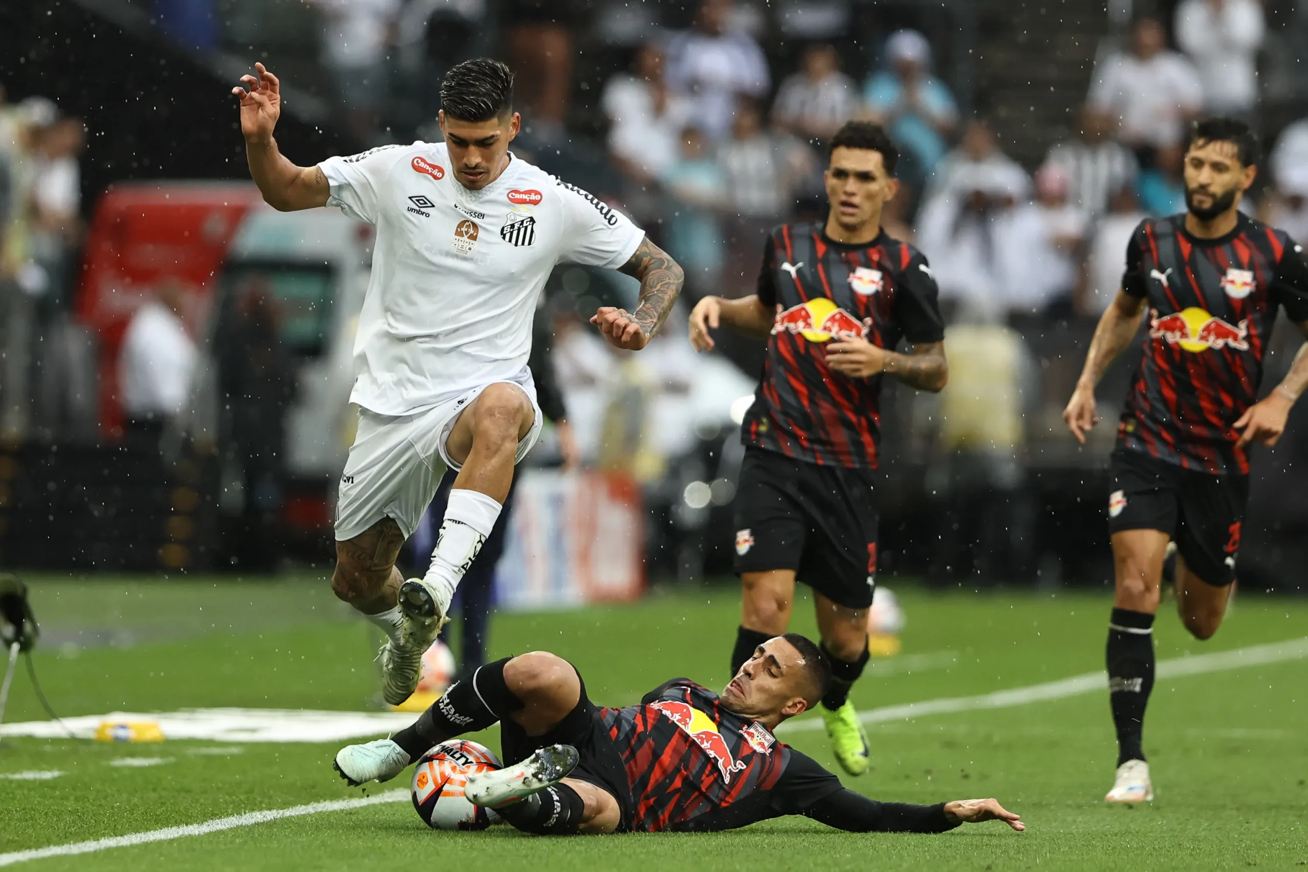 SP – SAO PAULO – 25/01/2026 – PAULISTA 2026, SANTOS X BRAGANTINO –  jogador do Santos disputa lance com  jogador do Bragantino durante partida no estadio Arena Corinthians pelo campeonato Paulista 2026. Foto: Joisel Amaral/AGIF