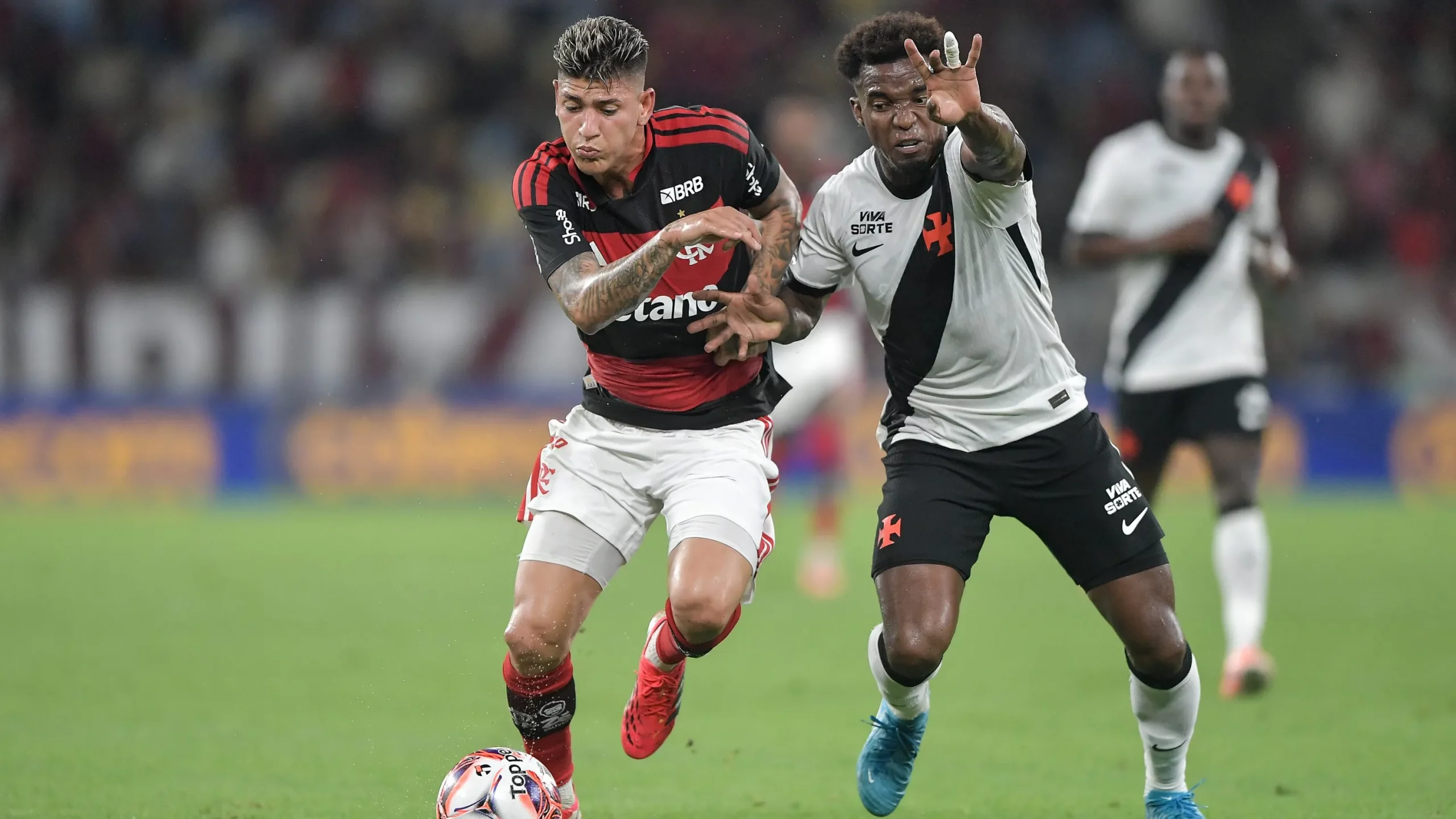 Carrascal jogador do Flamengo disputa lance com Thiago Mendes jogador do Vasco durante partida no estadio Maracana pelo campeonato Carioca 2026. Foto: Thiago Ribeiro/AGIF
