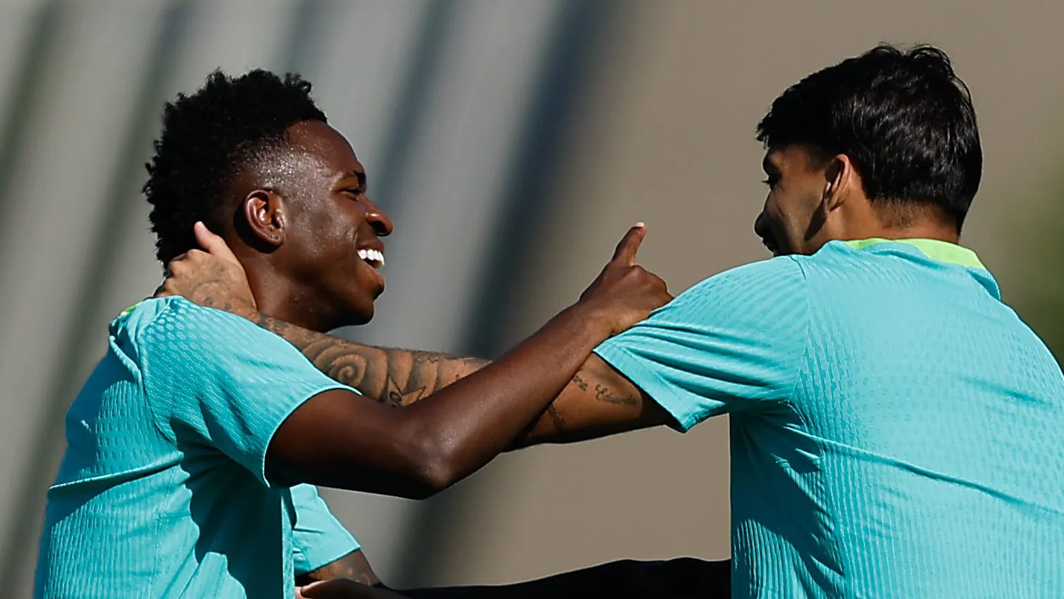 Foto: Buda Mendes/Getty Images – Vinícius Júnior ao lado de Paquetá em treino da Seleção.