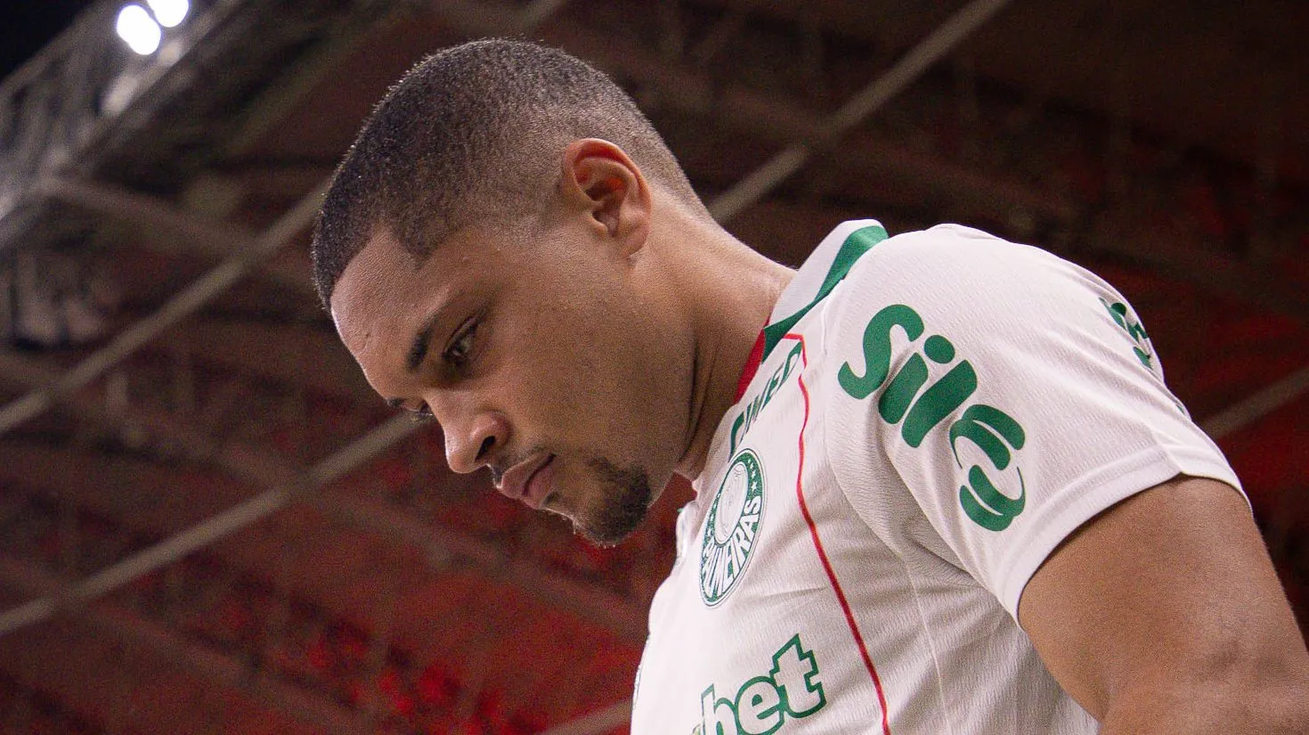 Vitor Roque jogador do Palmeiras durante partida contra o Internacional no estadio Beira-Rio pelo campeonato Brasileiro A 2026. Foto: Maxi Franzoi/AGIF