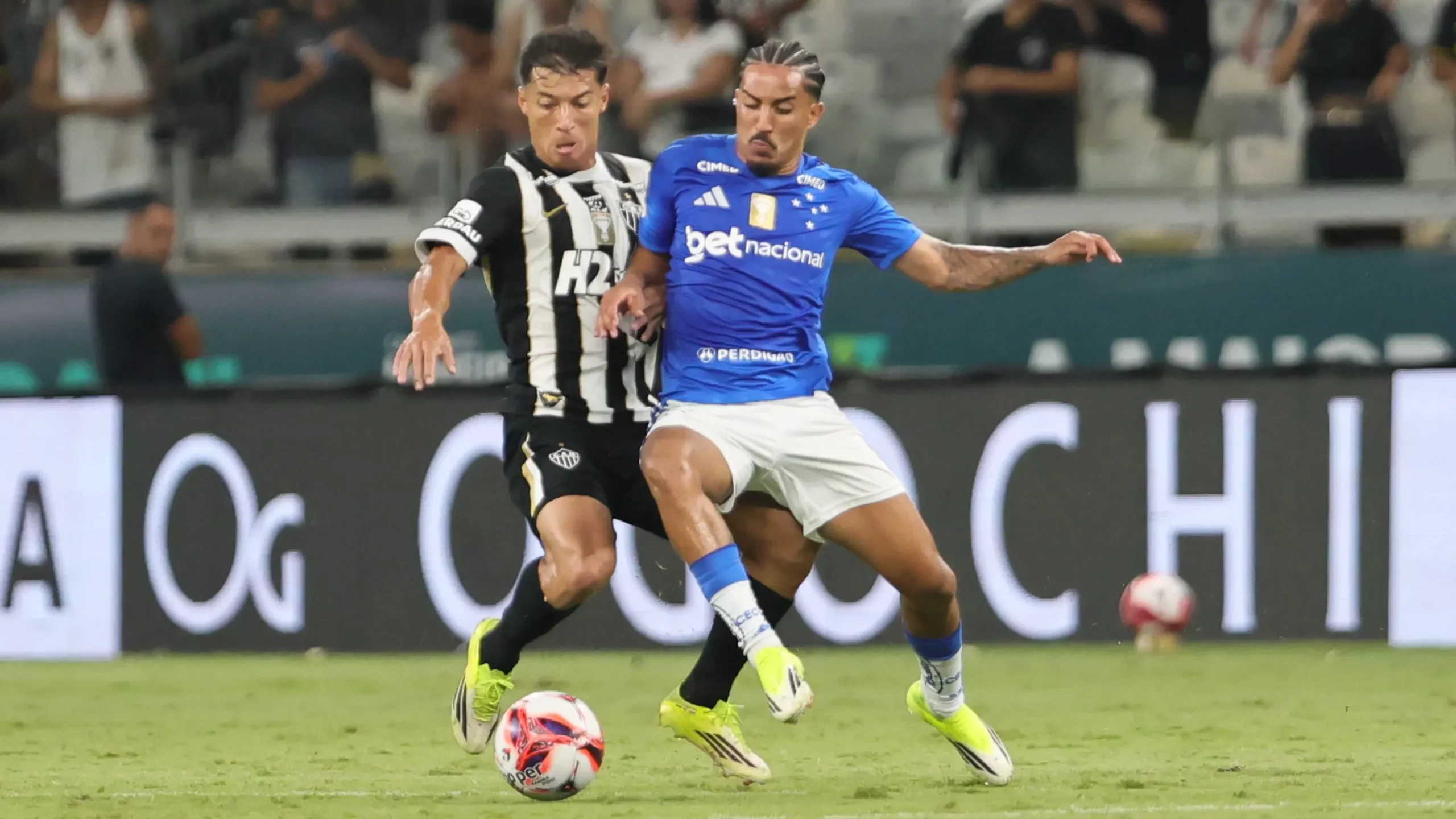 Christian jogador do Cruzeiro disputa lance com Alan Franco jogador do Atletico durante partida no estadio Mineirao pelo campeonato Mineiro 2026. Foto: Gilson Lobo/AGIF