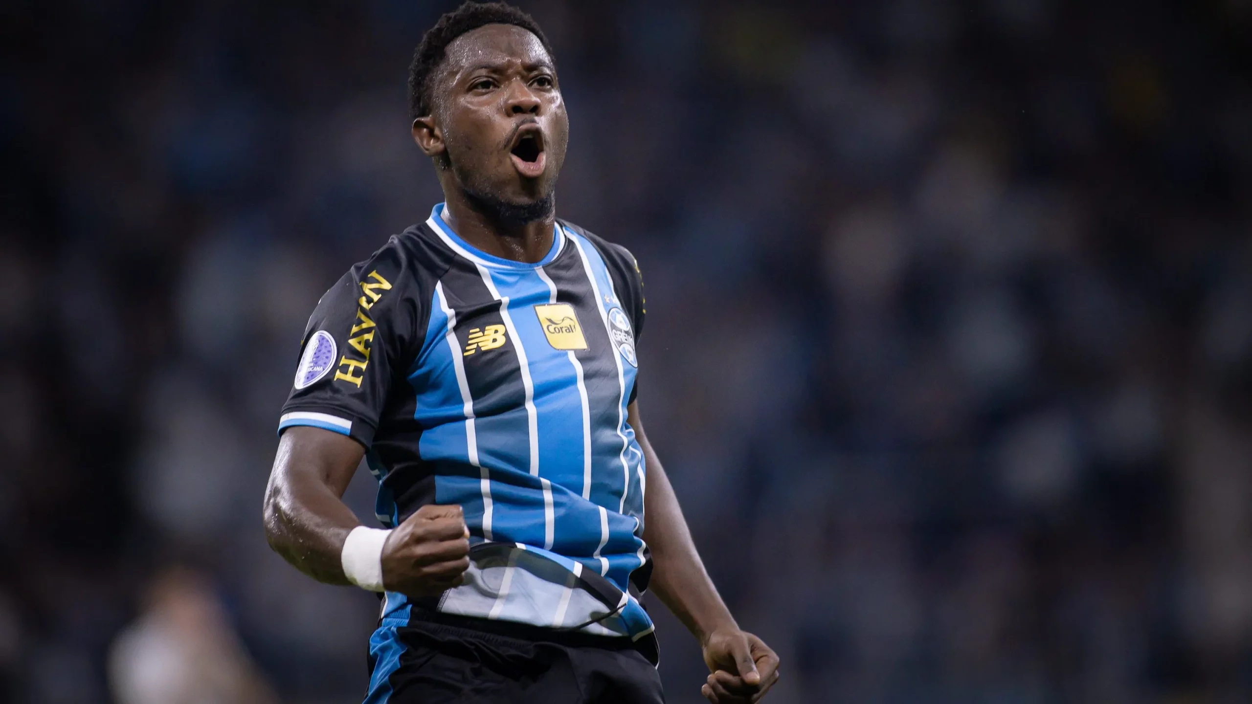 Amuzu volta ao time do Grêmio após se recuperar de lesão. Foto: Maxi Franzoi/AGIF