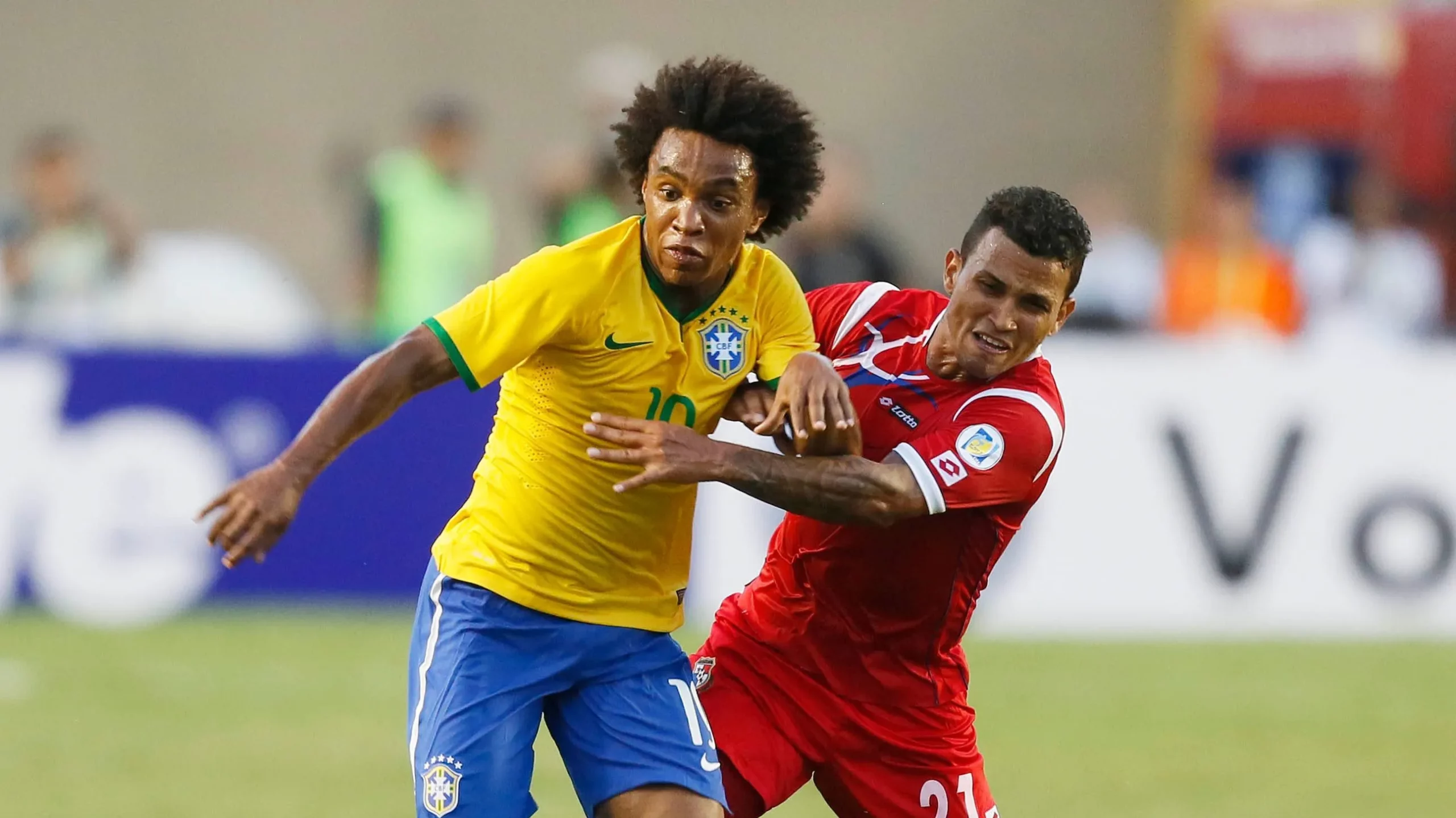 Willian em ação na goleada por 4 a 0 sobre o Panamá, no Serra Dourada, em Goiânia. Foto: Rafael Ribeiro/CBF