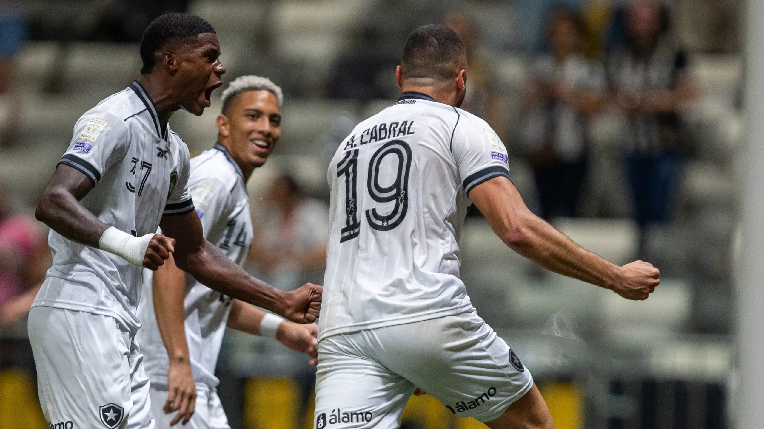 Arthur Cabral jogador do Botafogo comemora seu gol durante partida contra o Atletico-MG no estadio Arena MRV pelo campeonato Brasileiro A 2026. Foto: Fernando Moreno/AGIF