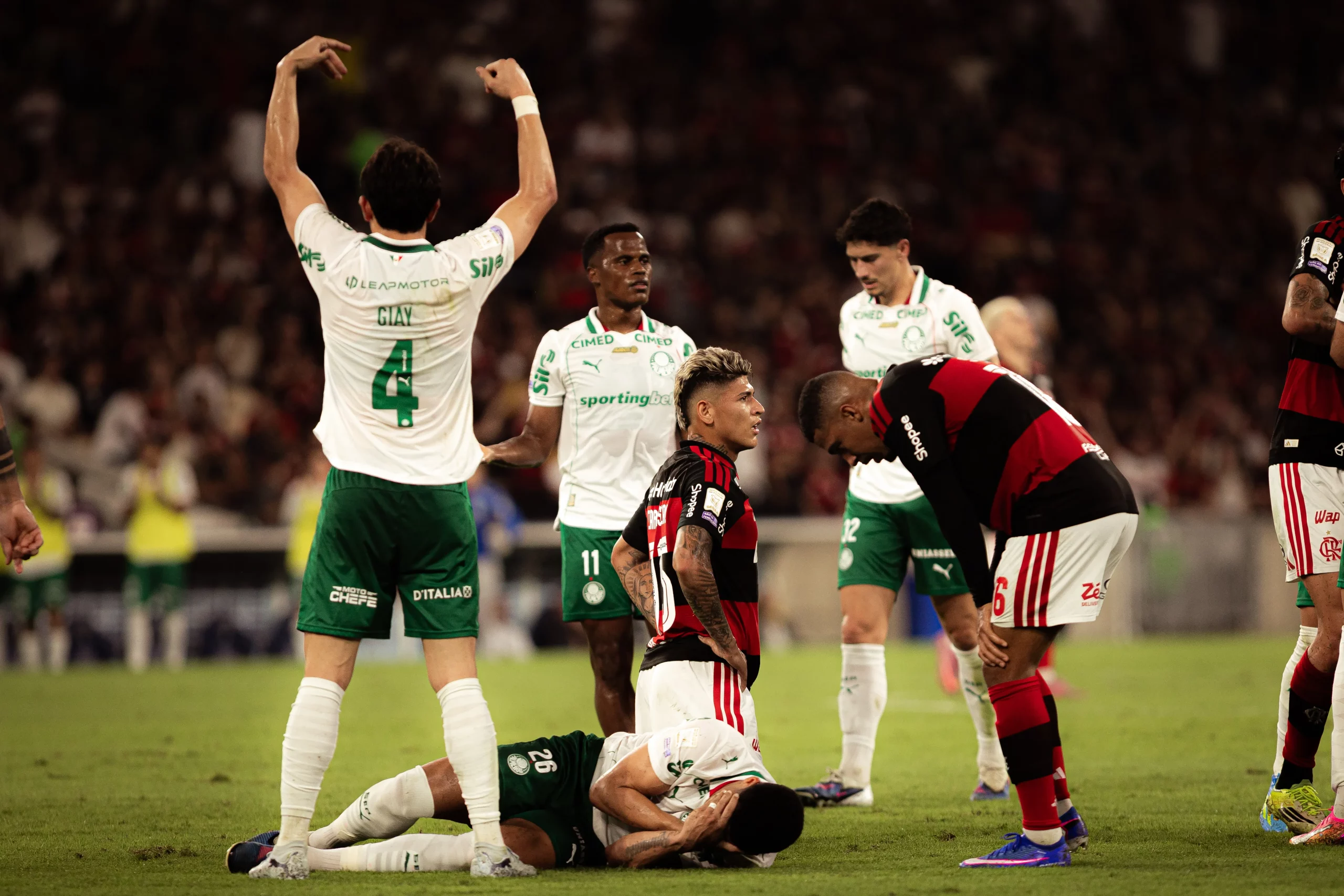 Lance da expulsão de Carrascal contra o Palmeiras. Foto: Isabela Azine/AGIF