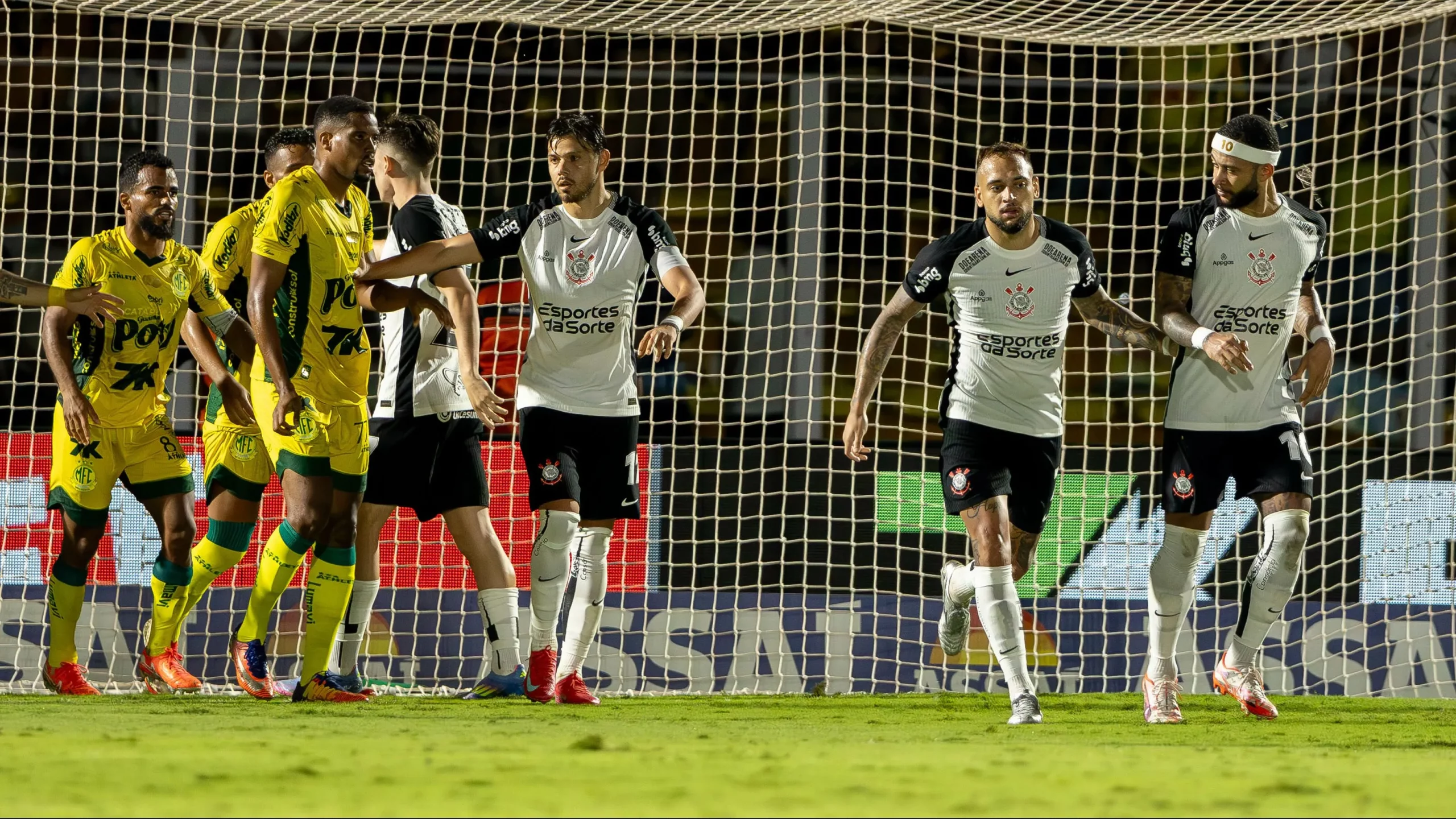 Memphis jogador do Corinthians lamenta pênalti perdido durante partida contra o Mirassol no estadio Jose Maria de Campos Maia pelo campeonato Brasileiro A 2025. Foto: Joisel Amaral/AGIF