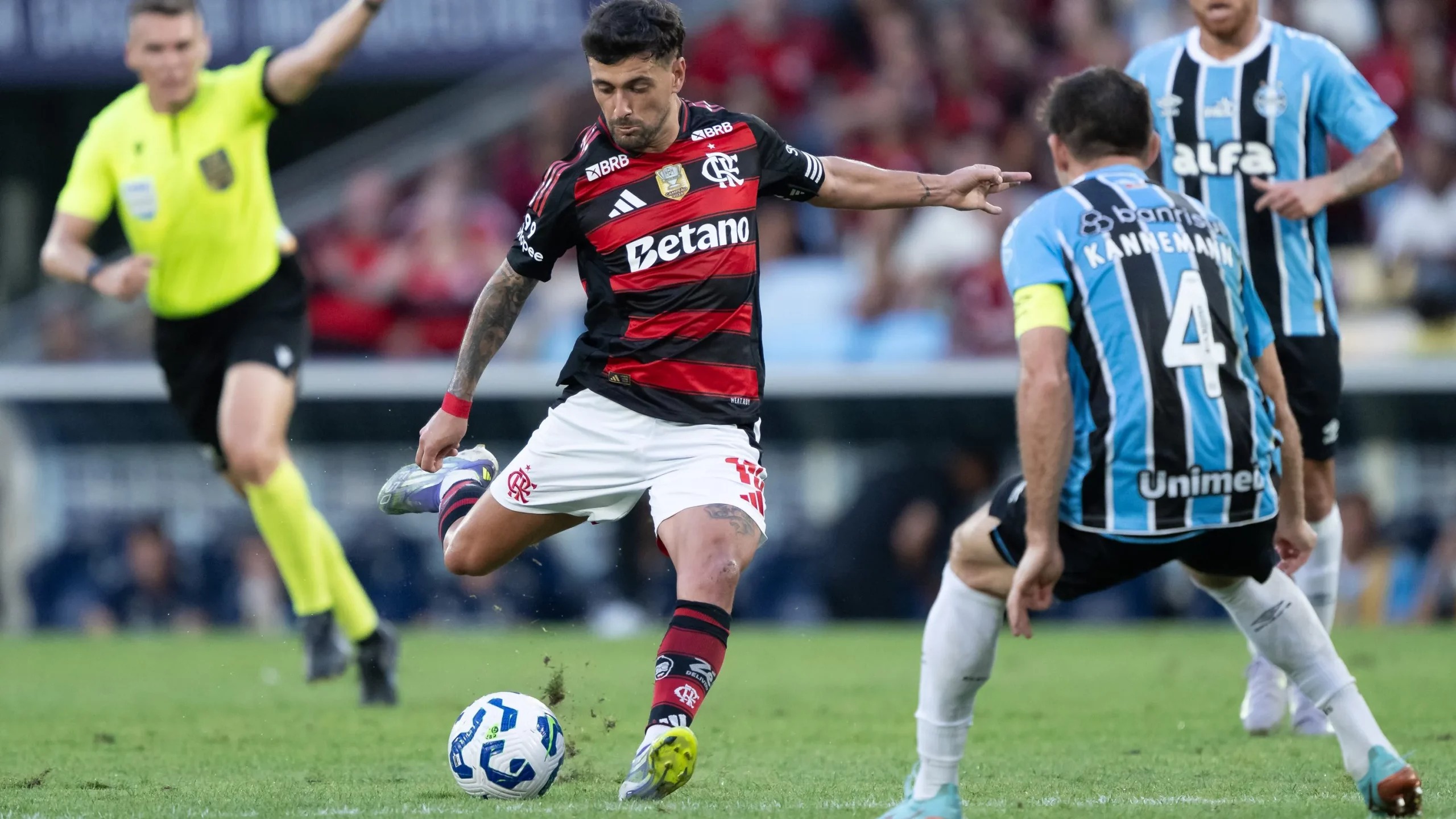 Arrascaeta jogador do Flamengo chuta para marcar seu gol durante partida contra o Grêmio no estadio Maracana pelo campeonato Brasileiro A 2025. Foto: Jorge Rodrigues/AGIF