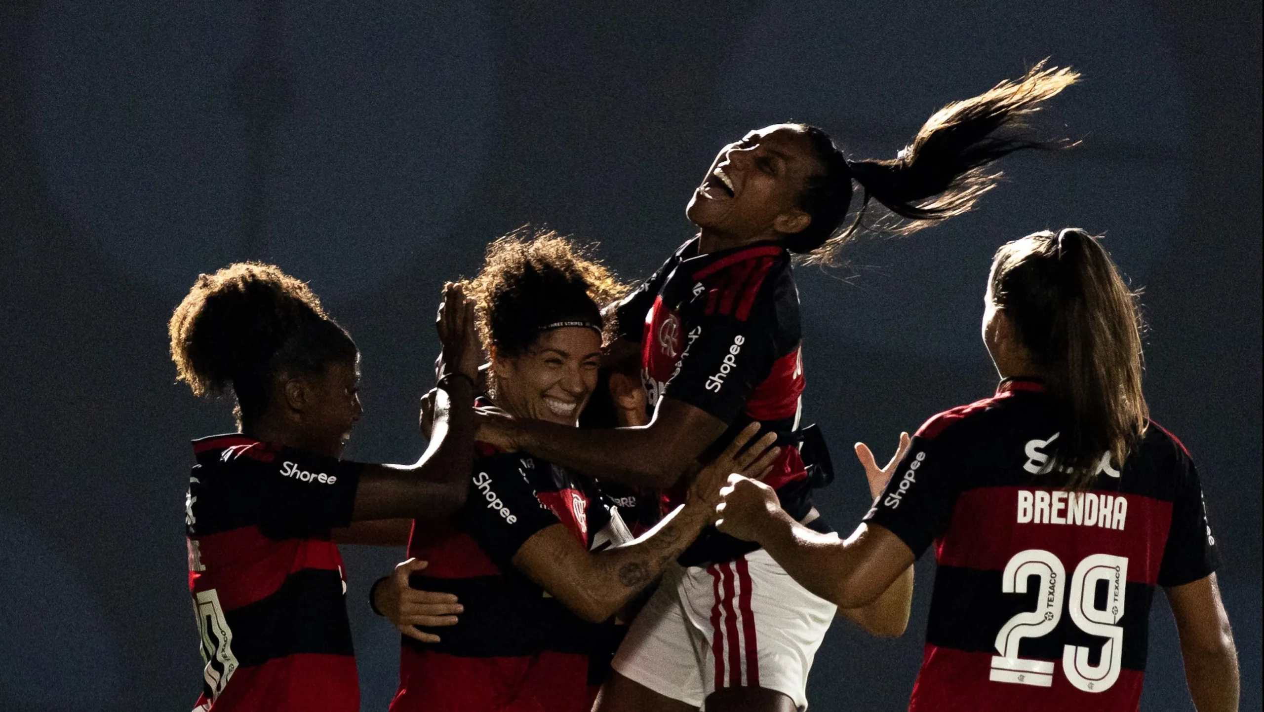 Grupo de jogadoras do Flamengo celebra gol em clássico do Brasileirão Feminino