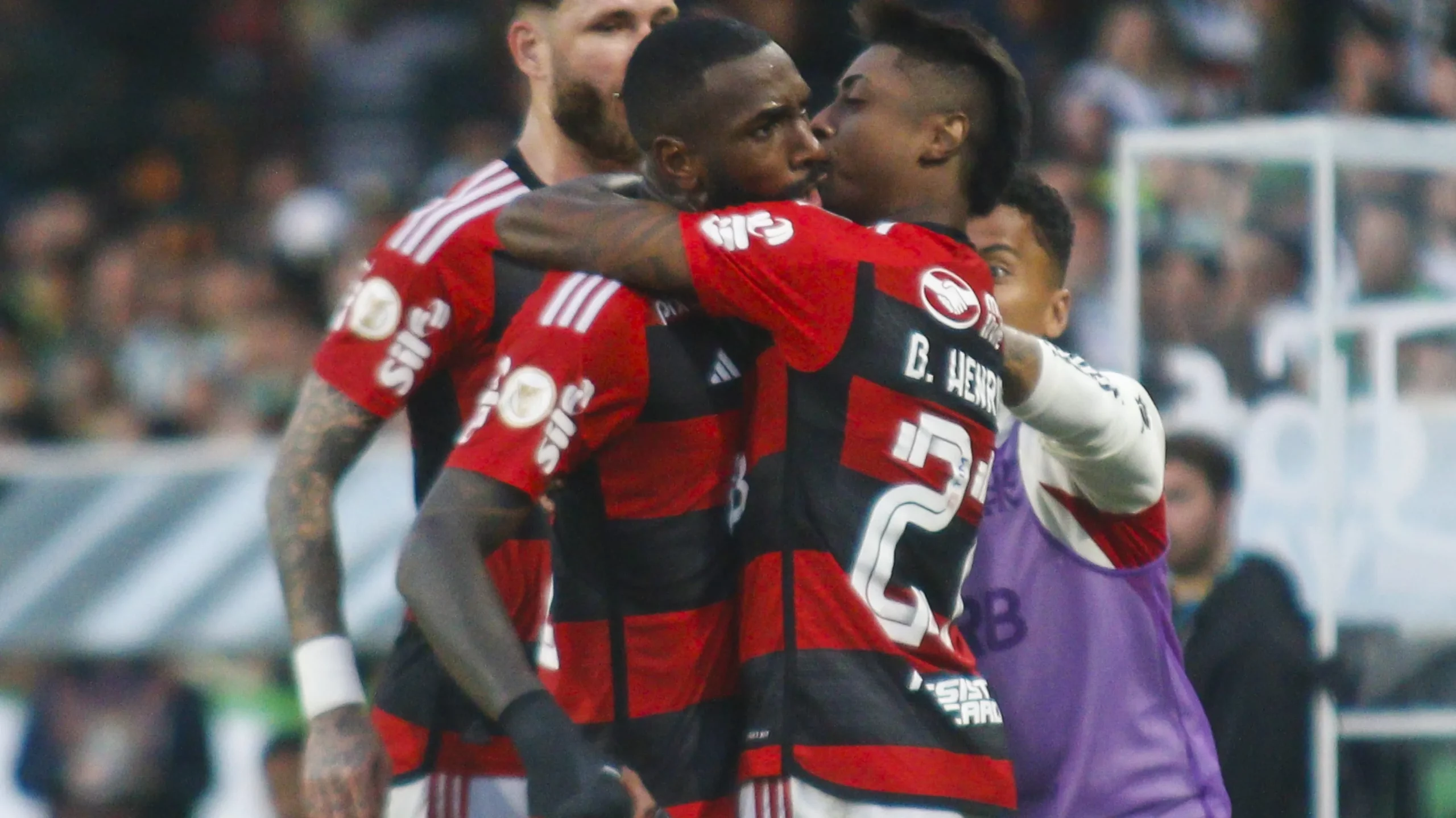 Gerson jogador do Flamengo comemora seu gol durante partida contra o Coritiba no estadio Couto Pereira pelo campeonato Brasileiro A 2023. Foto: Gabriel Machado/AGIF