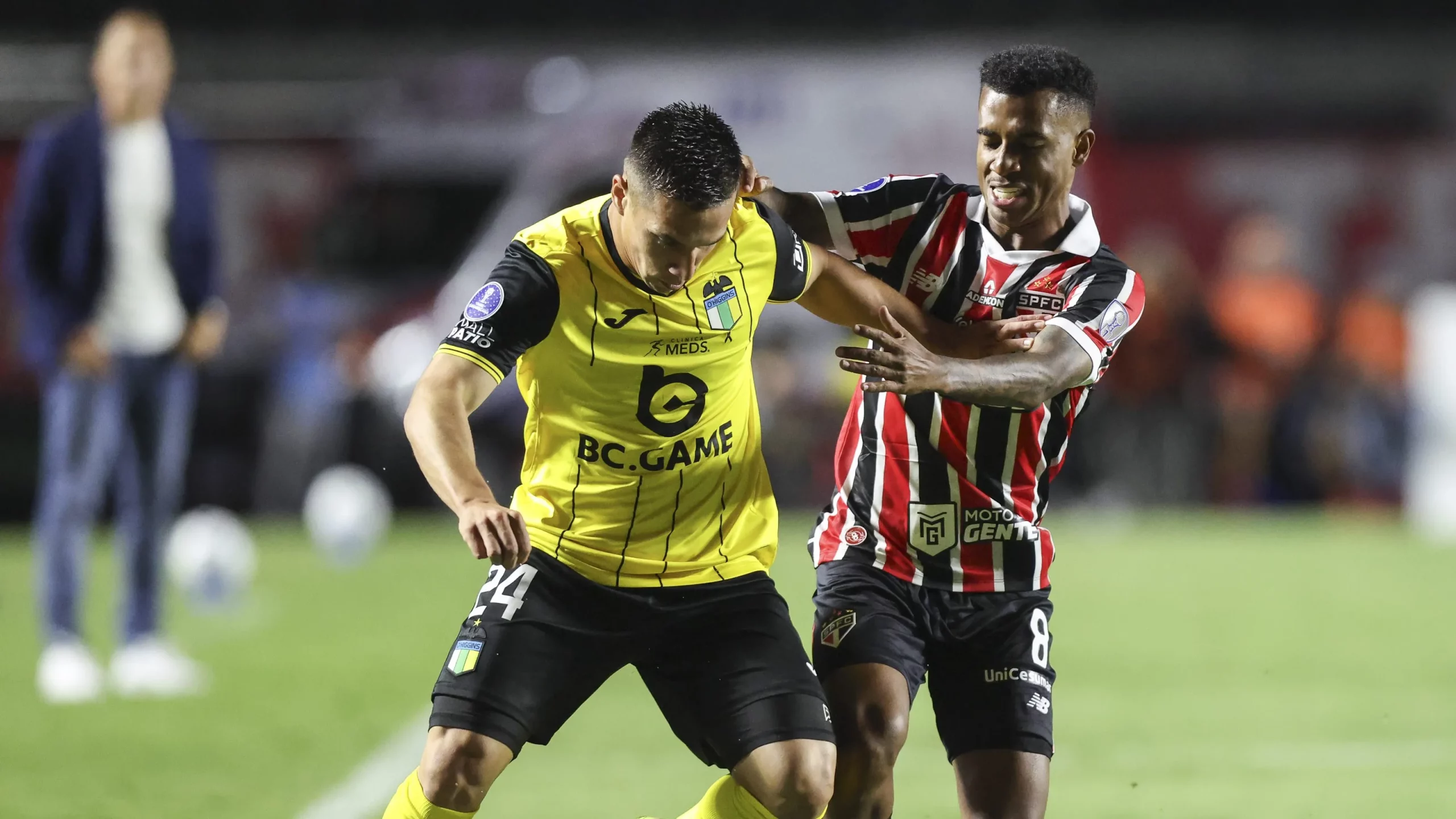 González contra o São Paulo.  (Photo by Alexandre Schneider/Getty Images)