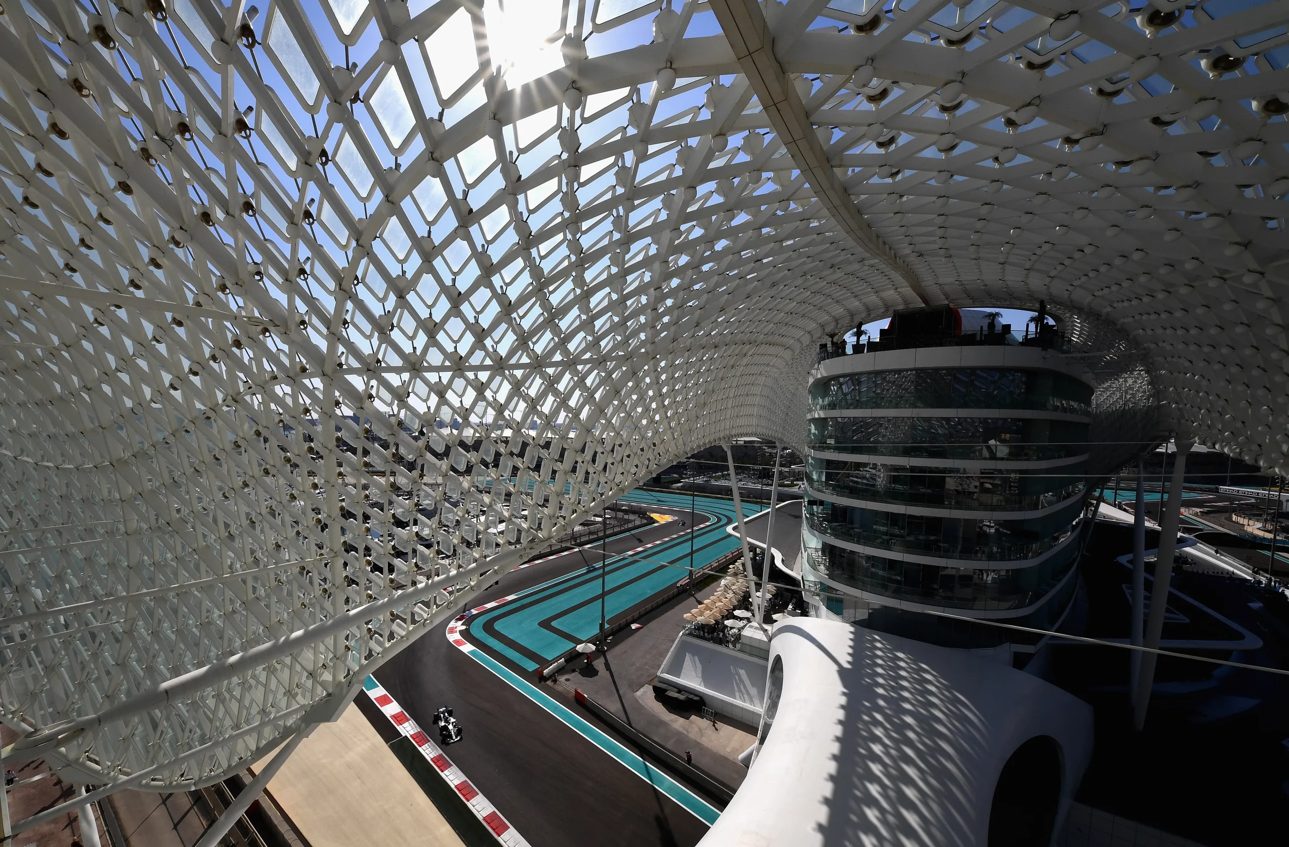 ABU DHABI, UNITED ARAB EMIRATES – NOVEMBER 23:  Lewis Hamilton of Great Britain driving the (44) Mercedes AMG Petronas F1 Team Mercedes WO9 on track during practice for the Abu Dhabi Formula One Grand Prix at Yas Marina Circuit on November 23, 2018 in Abu Dhabi, United Arab Emirates.  (Photo by Clive Mason/Getty Images)