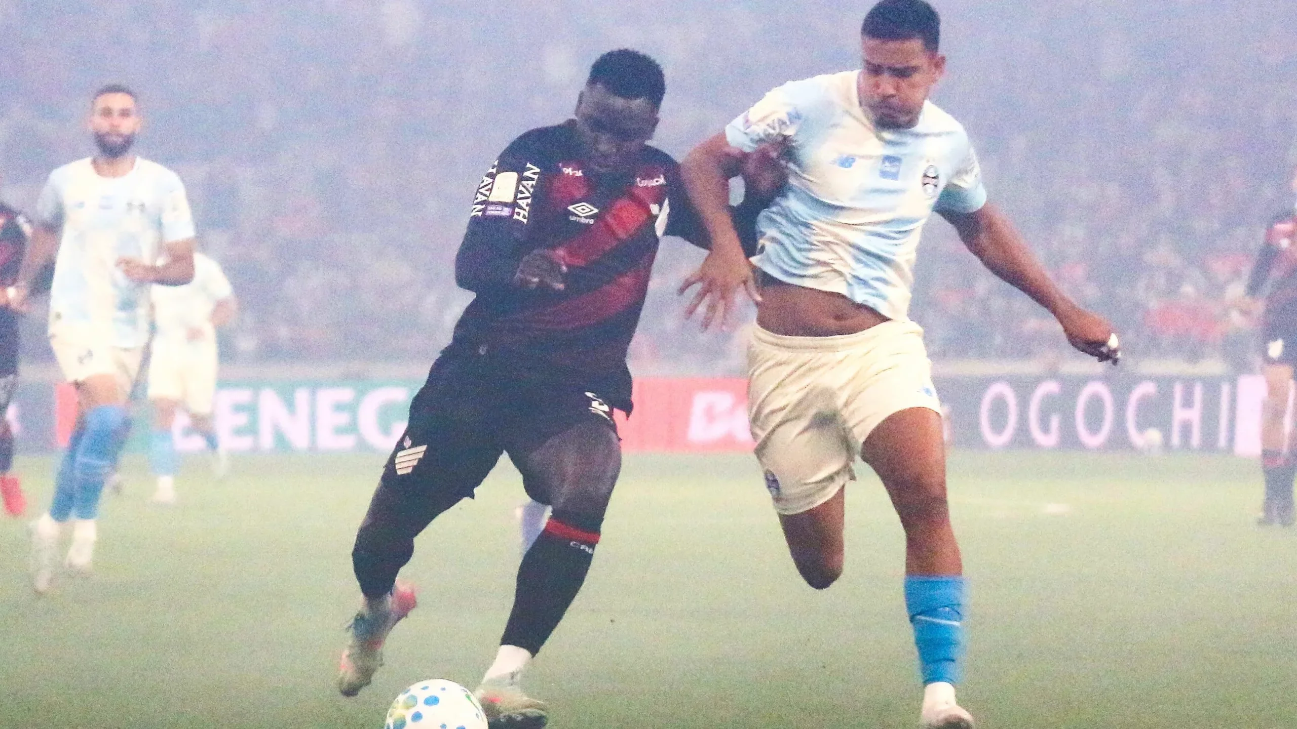 Viveros jogador do Athletico-PR disputa lance com Gustavo Martins jogador do Gremio durante partida no estadio Arena da Baixada pelo campeonato Brasileiro A 2026. Foto: Gabriel Machado/AGIF