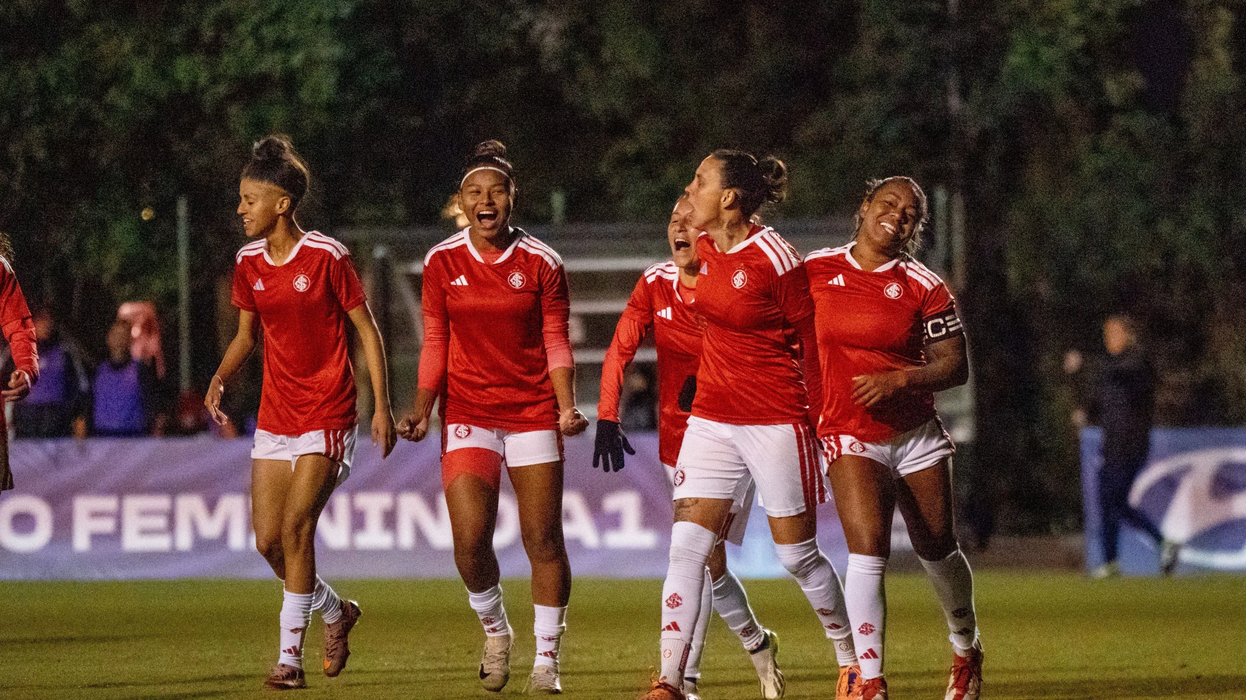 Jogadoras do Internacional em campo contra o Botafogo