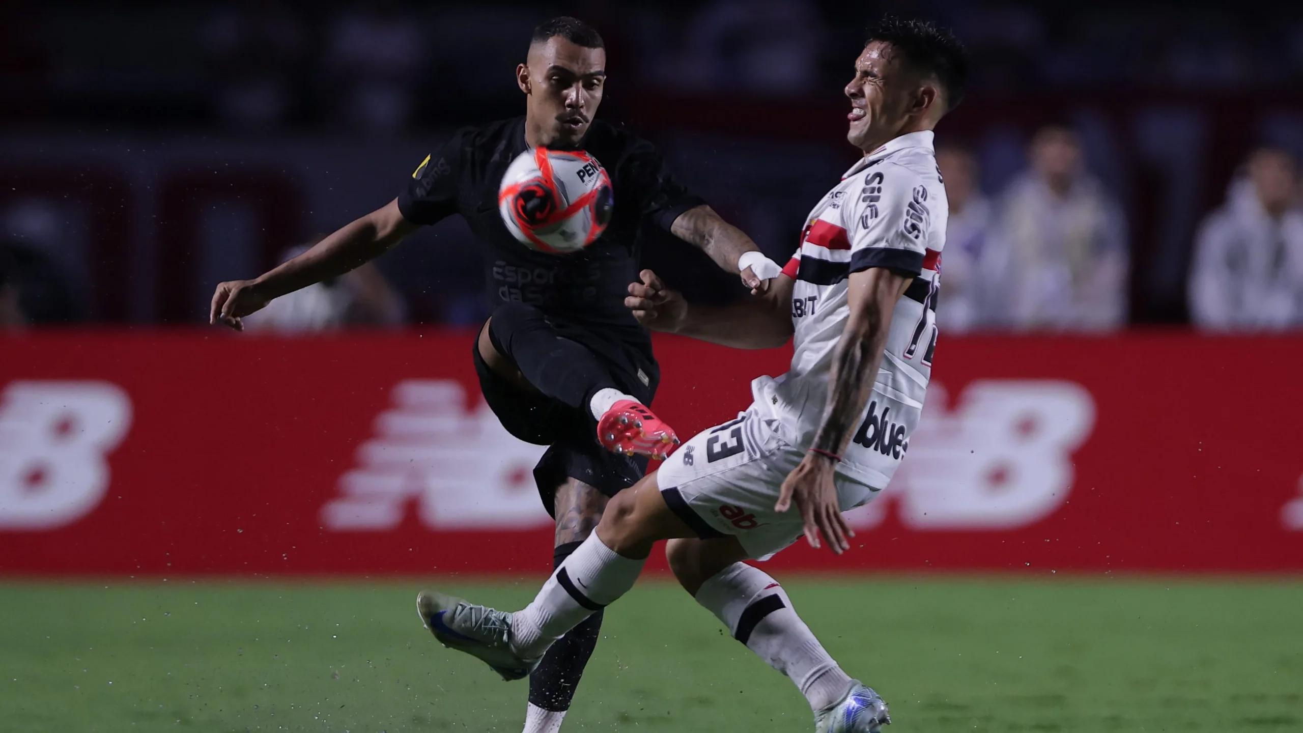 Enzo Díaz jogador do Sao Paulo disputa lance com Matheuzinho jogador do Corinthians durante partida no estadio Morumbi pelo campeonato Paulista 2025. Foto: Ettore Chiereguini/AGIF