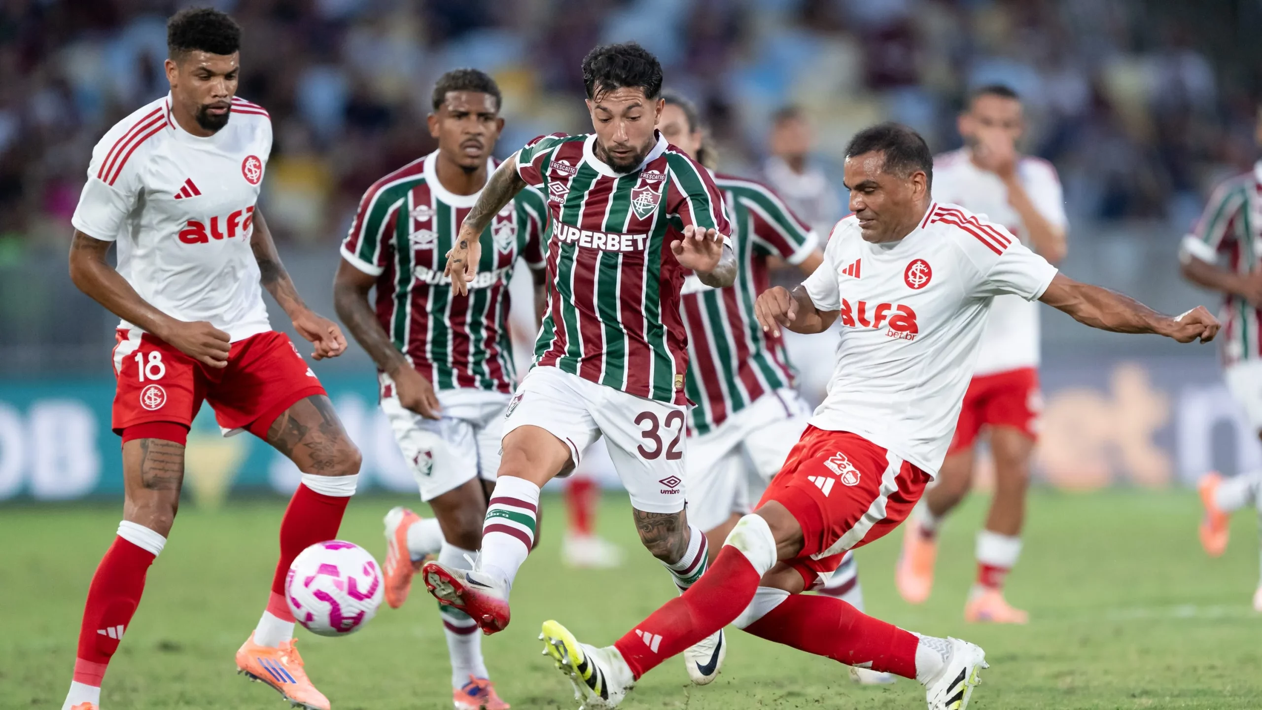 Lucho Acosta jogador do Fluminense disputa lance com Mercado jogador do Internacional durante partida no estadio Maracana pelo campeonato Brasileiro A 2025. Foto: Jorge Rodrigues/AGIF