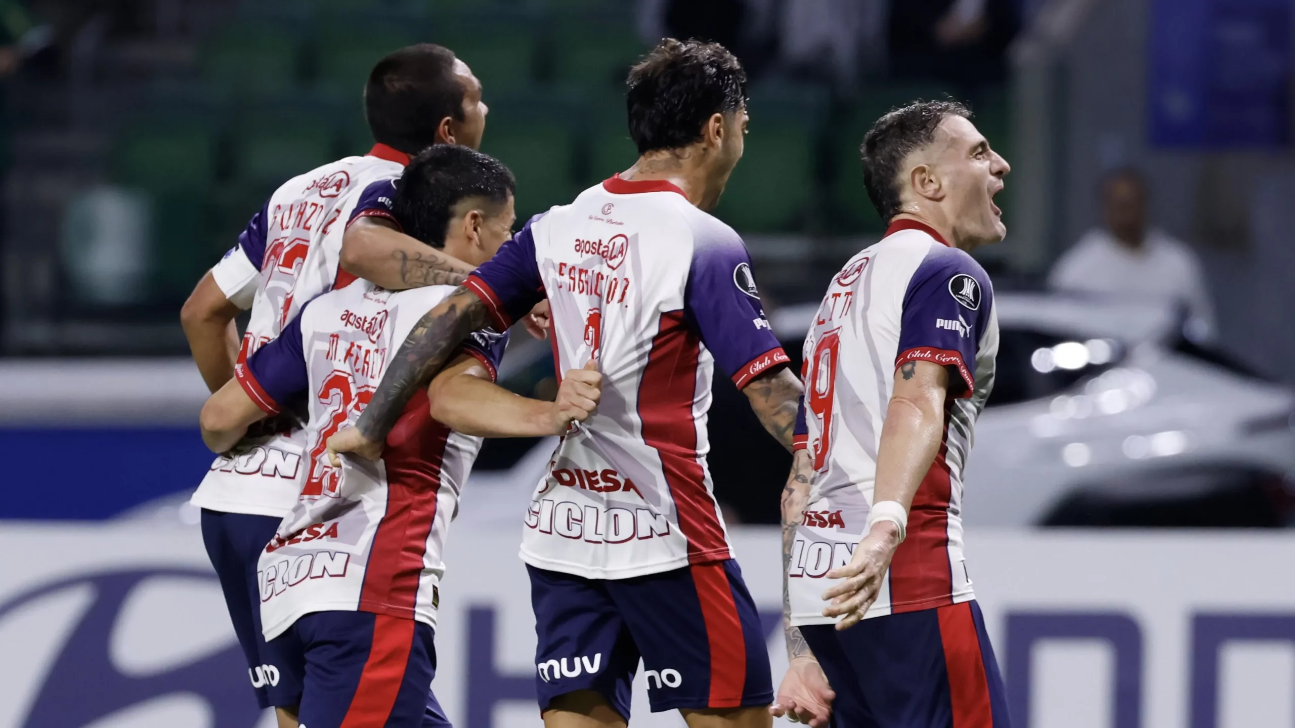 Jogadores do Cerro Porteno comemoram vitoria ao final da partida contra o Palmeiras no estadio Nubank Arena pelo campeonato Copa Libertadores 2026. Foto: Marcello Zambrana/AGIF