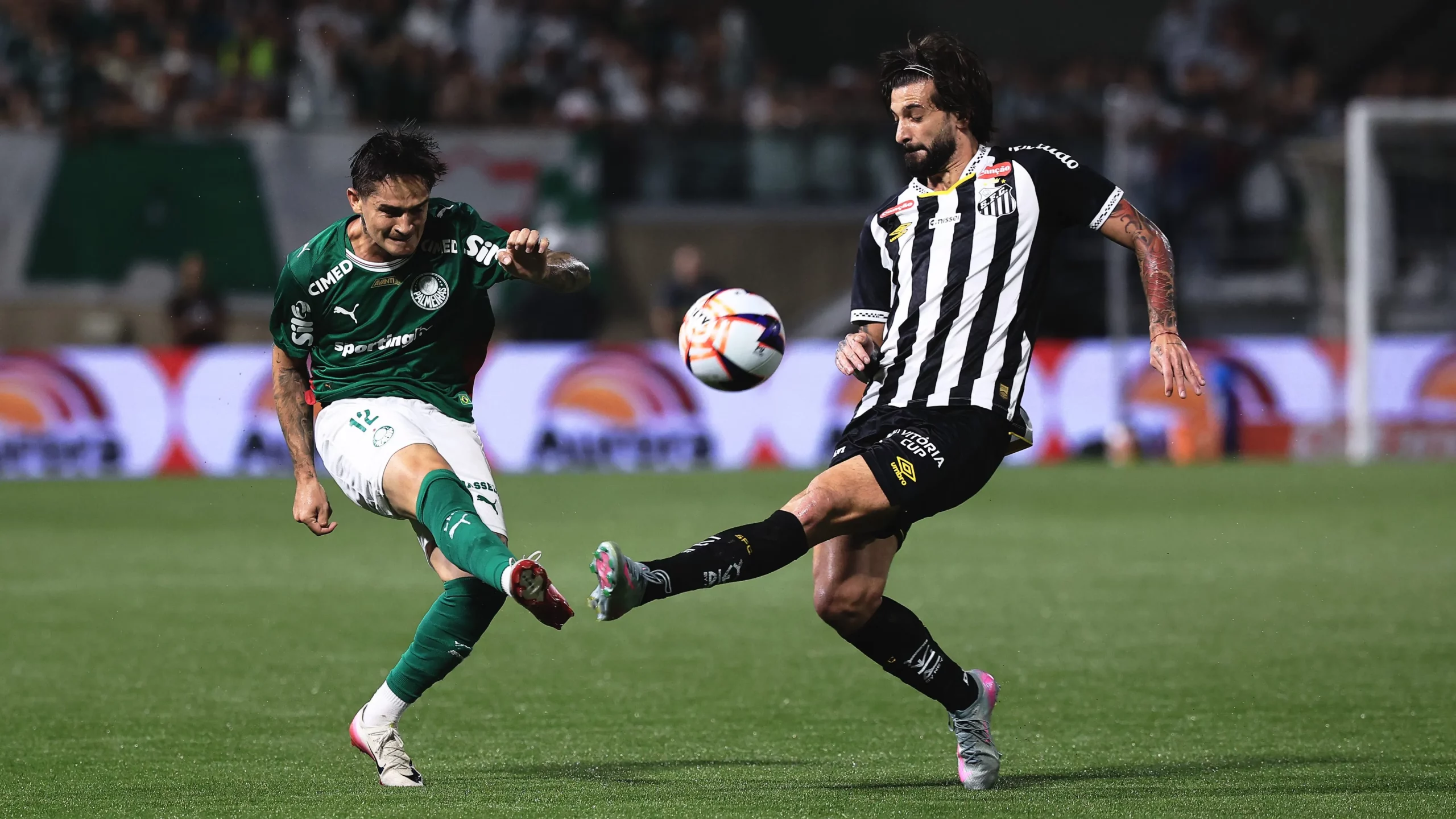 Khellven teve atuação ruim contra o Santos no último sábado (2) e foi substituído ainda no intervalo – Foto: Ettore Chiereguini/AGIF