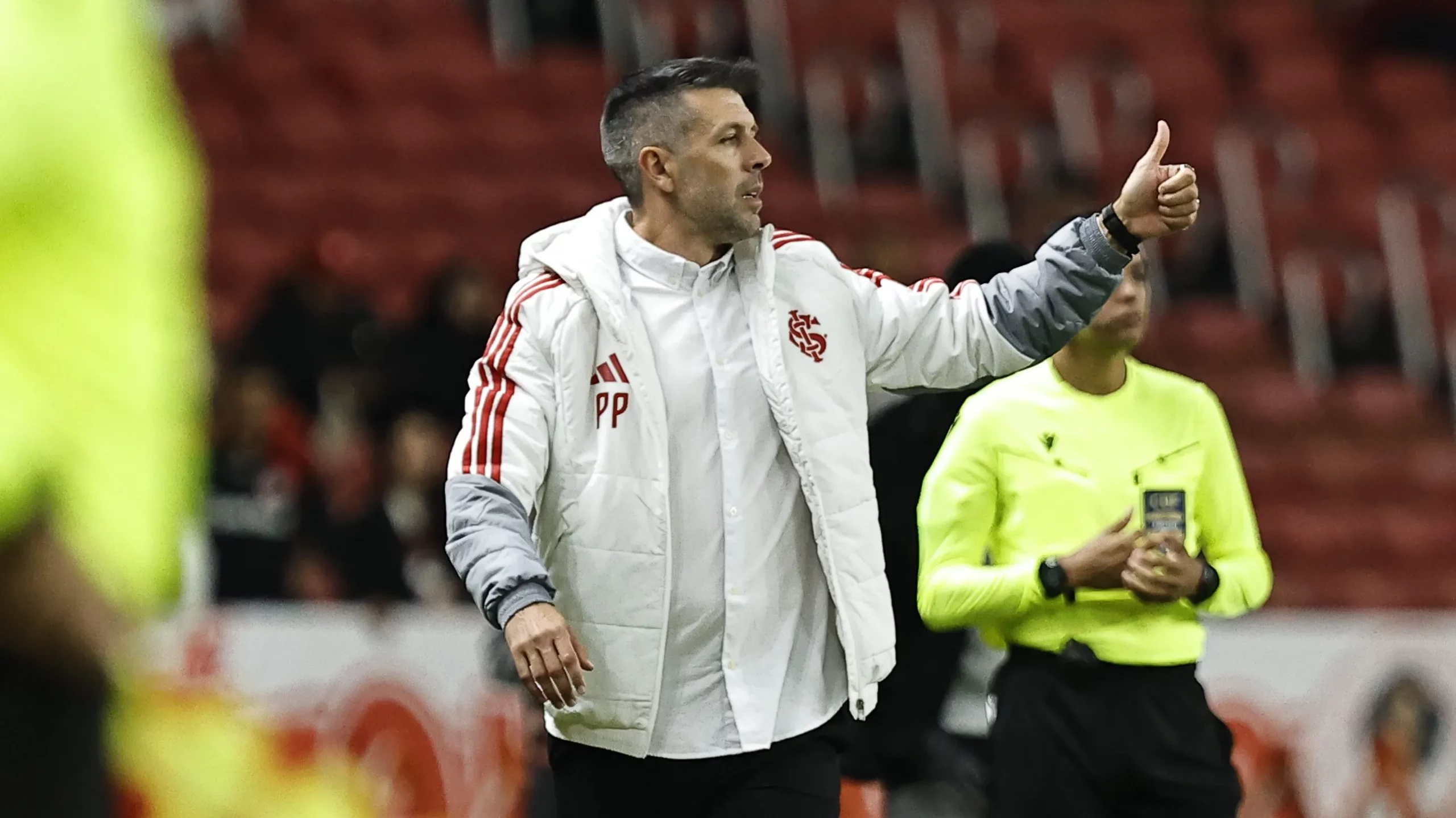 Paulo Pezzolano tecnico do Internacional durante partida contra o Vasco no estadio Beira-Rio pelo campeonato Brasileiro A 2026. Foto: Roberto Vinicius/AGIF