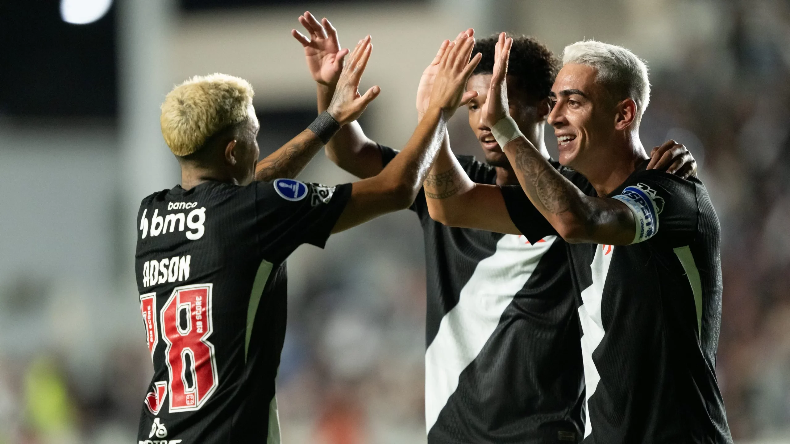 Puma Rodriguez jogador do Vasco comemora seu gol com Adson jogador da sua equipe durante partida contra o Olimpia no estadio Sao Januario pelo campeonato Copa Sul-Americana 2026. Foto: Jorge Rodrigues/AGIF