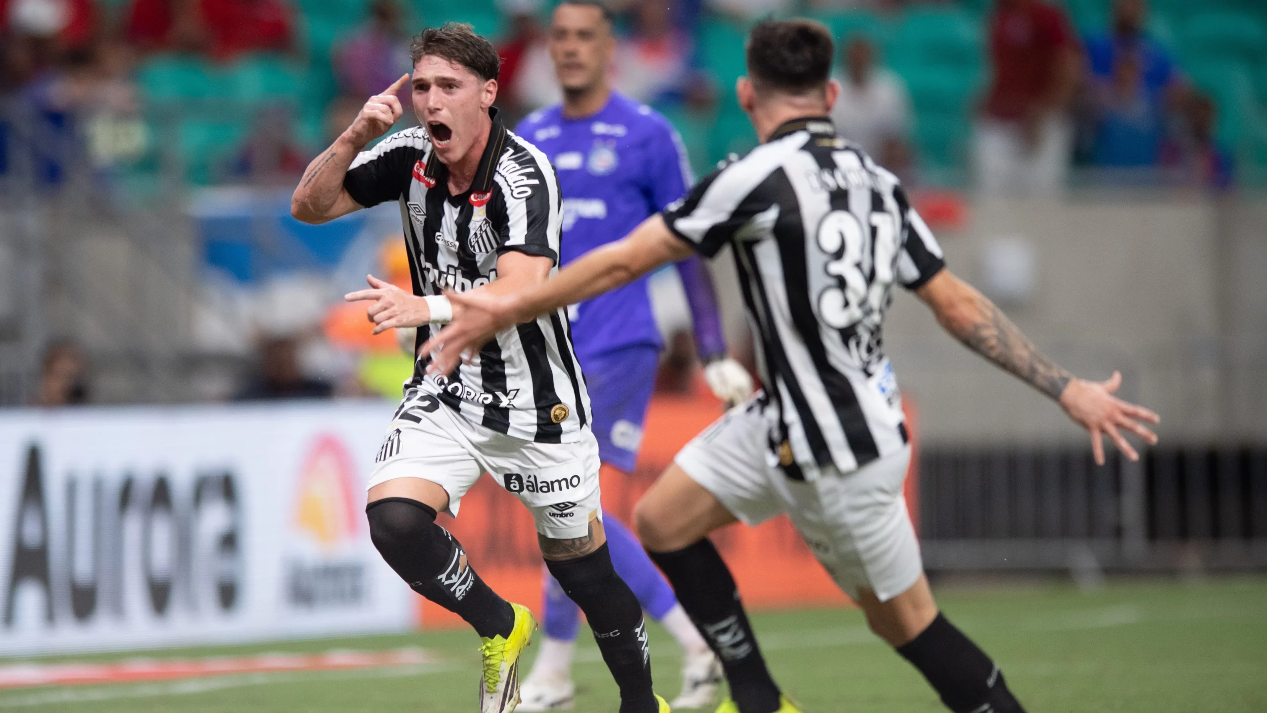 Rollheiser jogador do Santos comemora seu gol durante partida contra o Bahia no estadio Arena Fonte Nova pelo campeonato Brasileiro A 2026. Foto: Jhony Pinho/AGIF