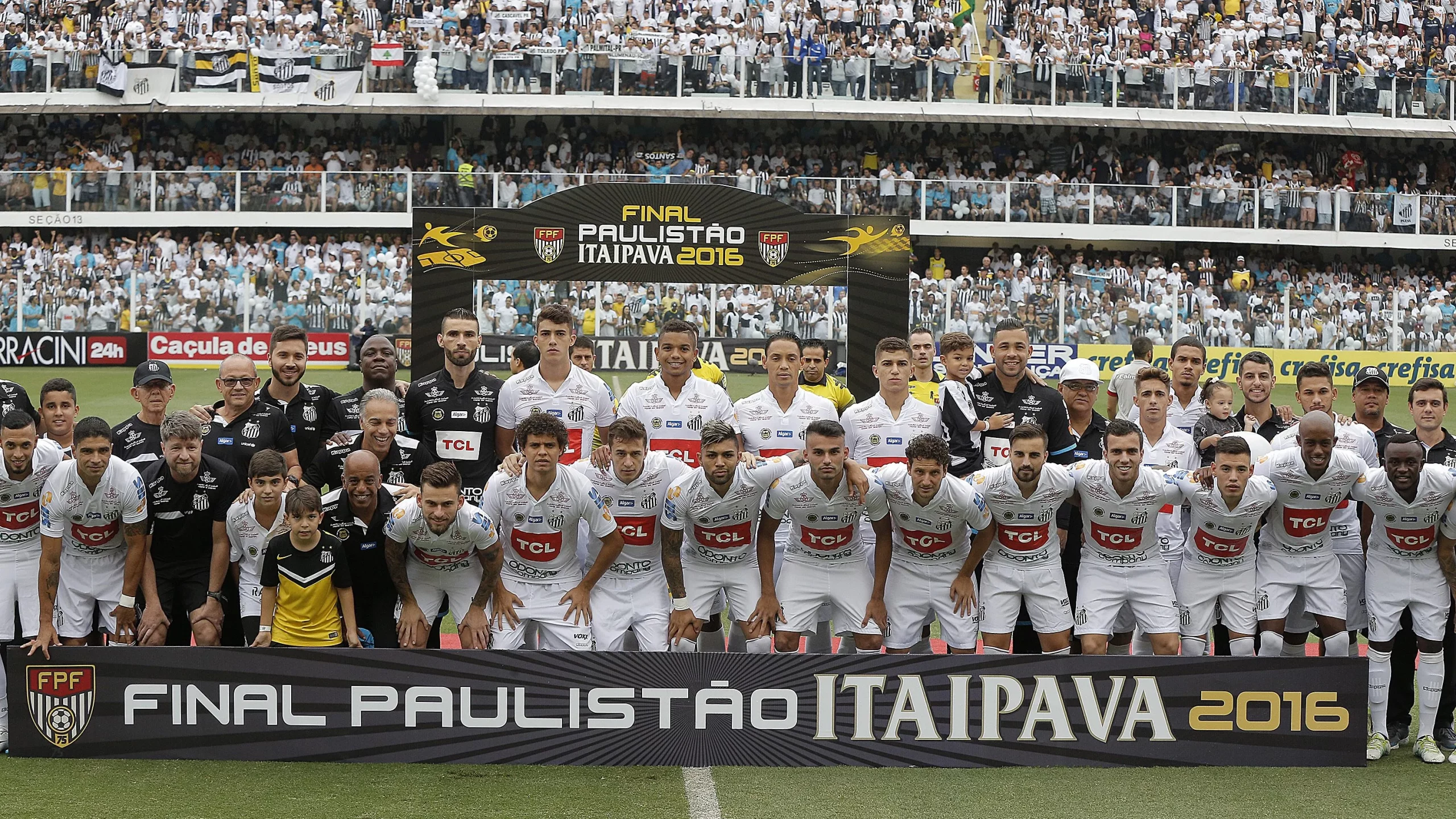 Jogadores do Santos posados durante partida de volta da final do Campeonato Paulista 2016, no Estadio Urbano Caldeira na Vila Belmiro/Santos. Foto: Daniel Vorley/AGIF.