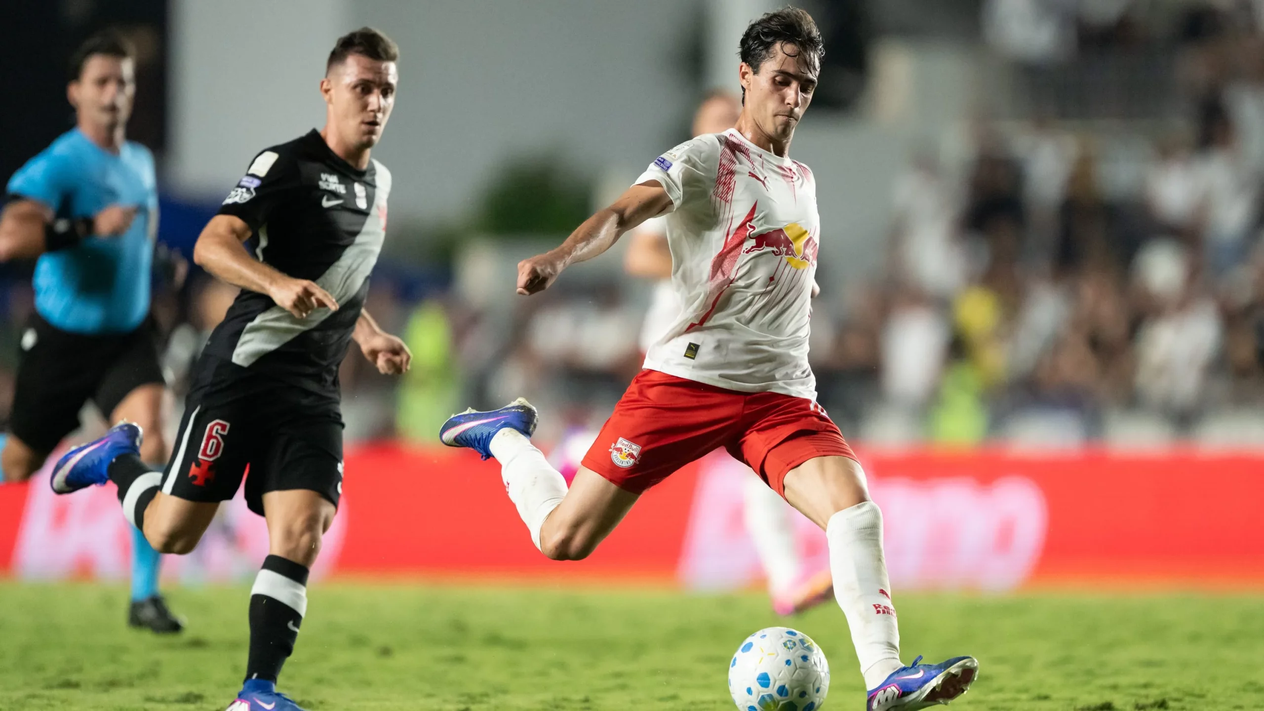 Rodriguinho jogador do Bragantino chuta para marcar seu gol durante partida contra o Vasco no estadio Sao Januario pelo campeonato Brasileiro A 2026. Foto: Jorge Rodrigues/AGIF