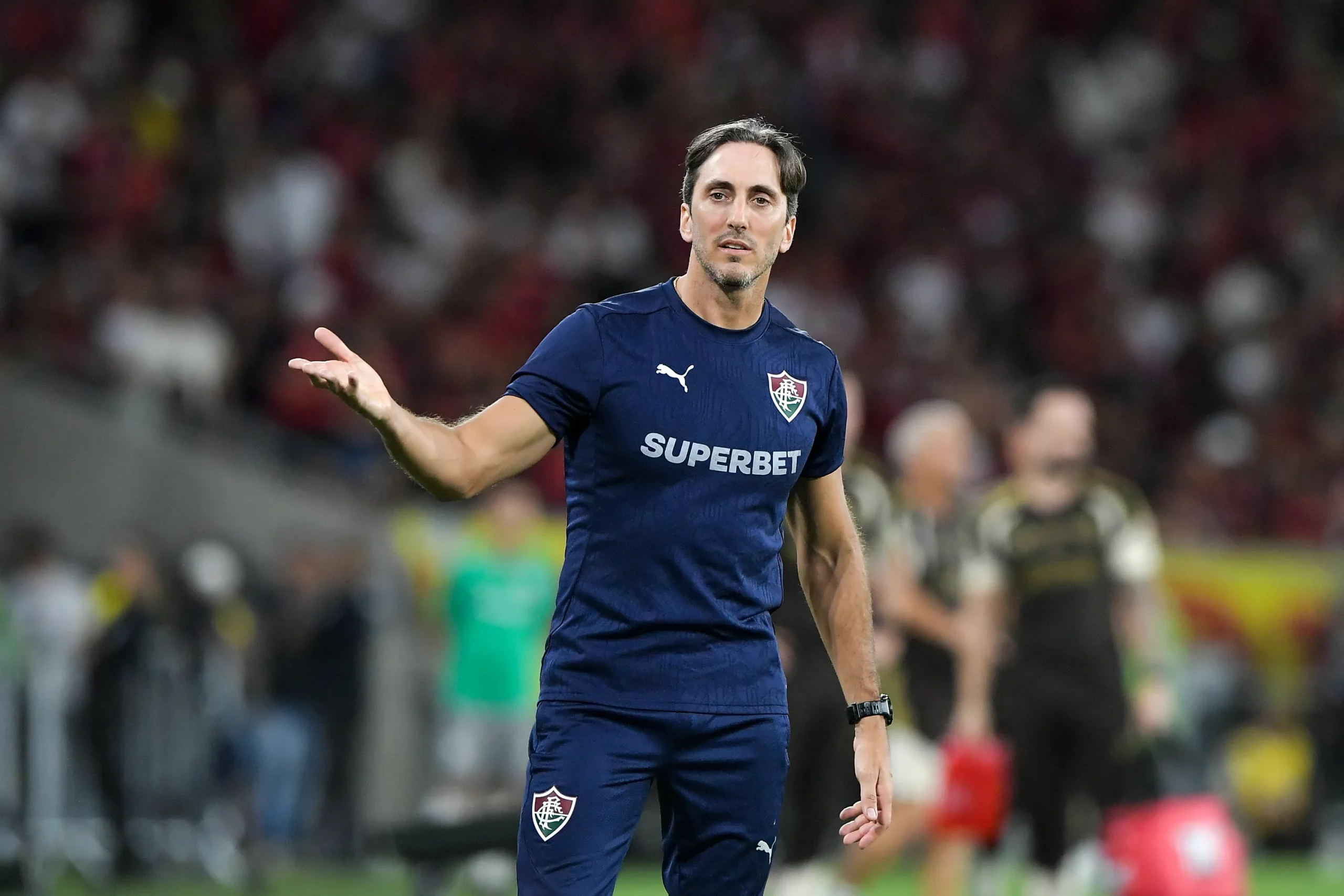 Luis Zubeldia tecnico do Fluminense durante partida contra o Flamengo no estadio Maracana pelo campeonato Brasileiro A 2026. Foto: Thiago Ribeiro/AGIF