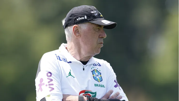 Ancelotti durante treino da Seleção ontem (17)