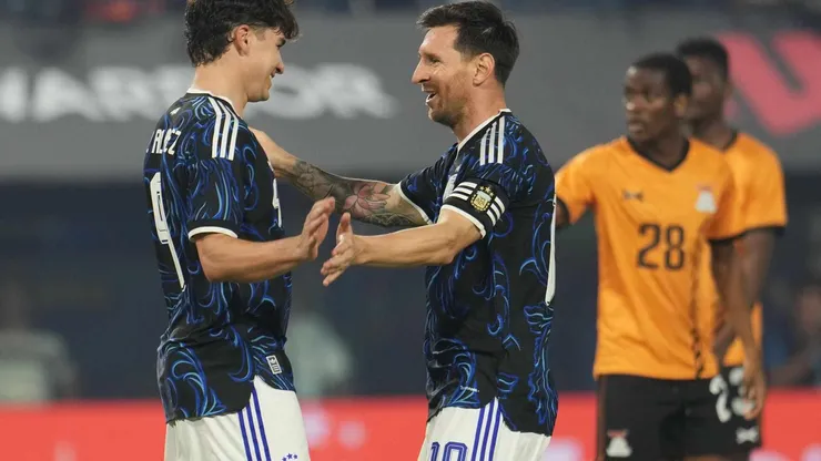 Messi e Julián Alvarez lideram as odds de gol contra a Argélia. Crédito: Associated Press / Alamy.