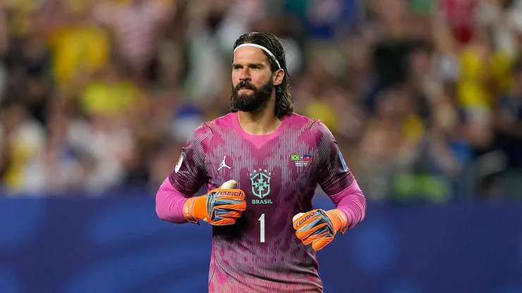 Alisson Becker é um dos principais candidatos a conquistar a Luva de Ouro. Crédito: Associated Press / Alamy.