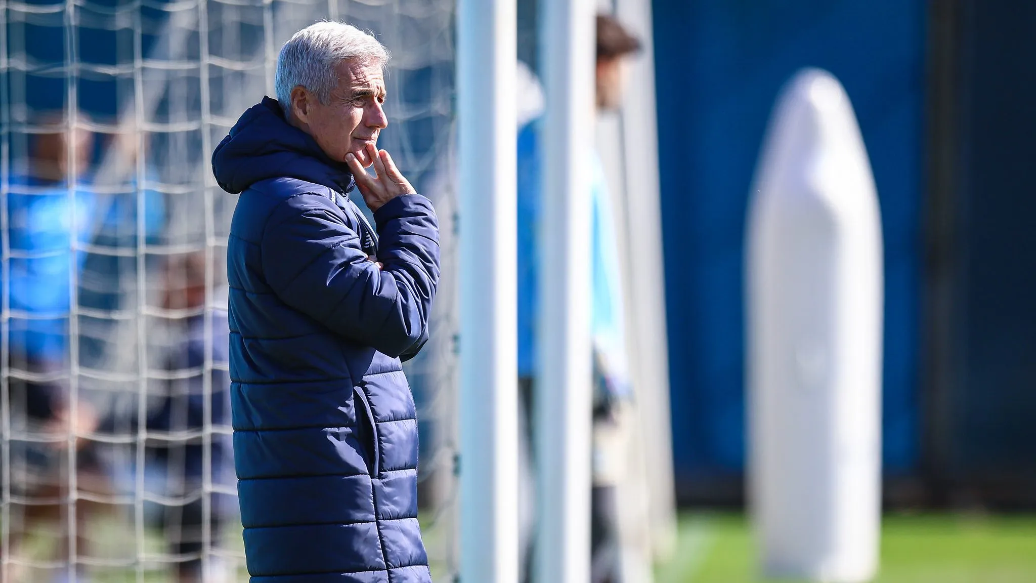 Luis Castro em treino no CT Luiz Carvalho: Treinador tem problema extracampo para administrar –  FOTO: LUCAS UEBEL/GREMIO FBPA