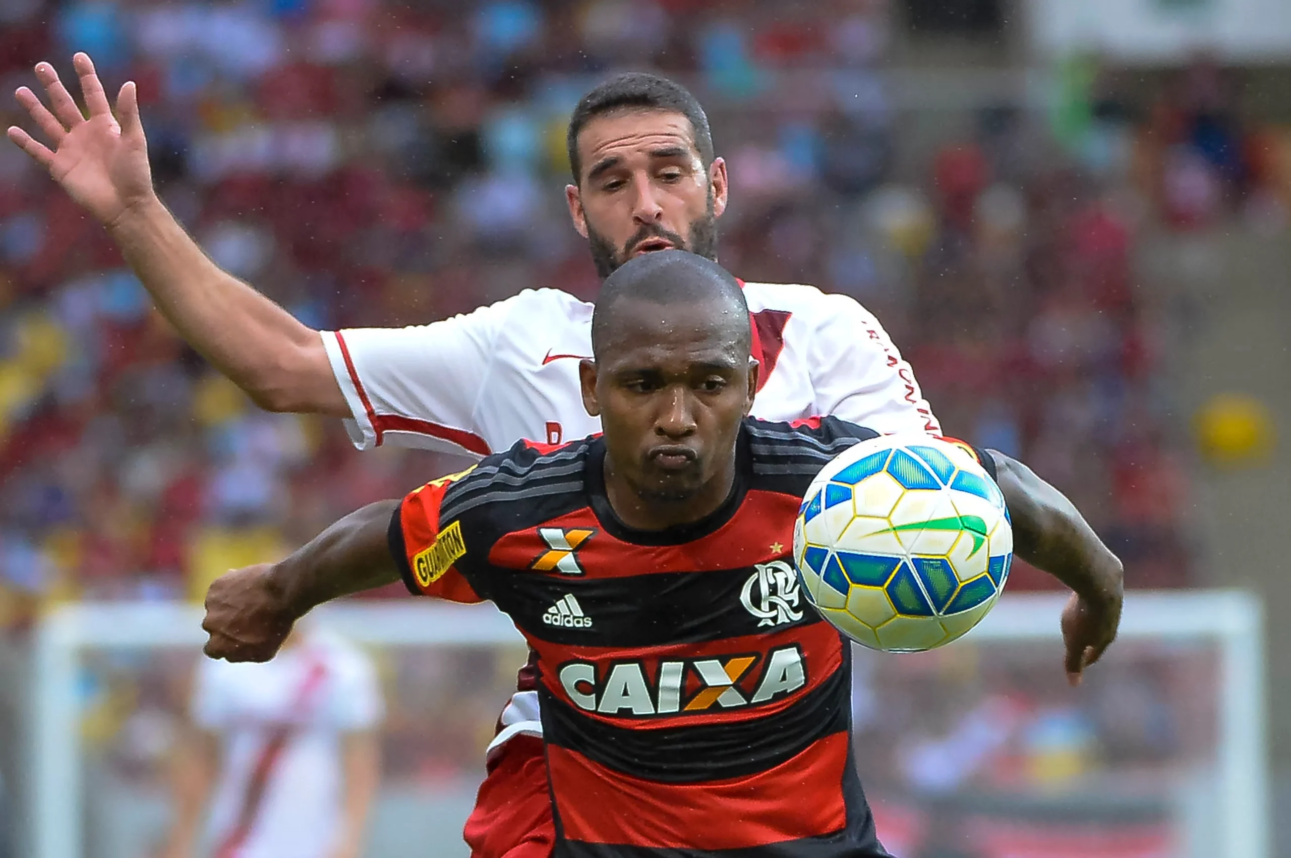 Samir  do Flamengo disputa lance com  Lisandro Lopez do Internacional durante partida no estadio Maracana pelo no estadio Maracana Campeonato Brasileiro A 2015. Foto: Fernando Soutello/AGIF