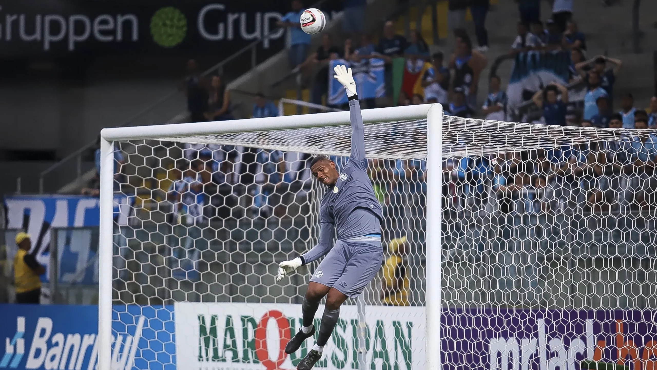 Adriel em ação pelo Grêmio –  Foto: Fernando Alves/AGIF
