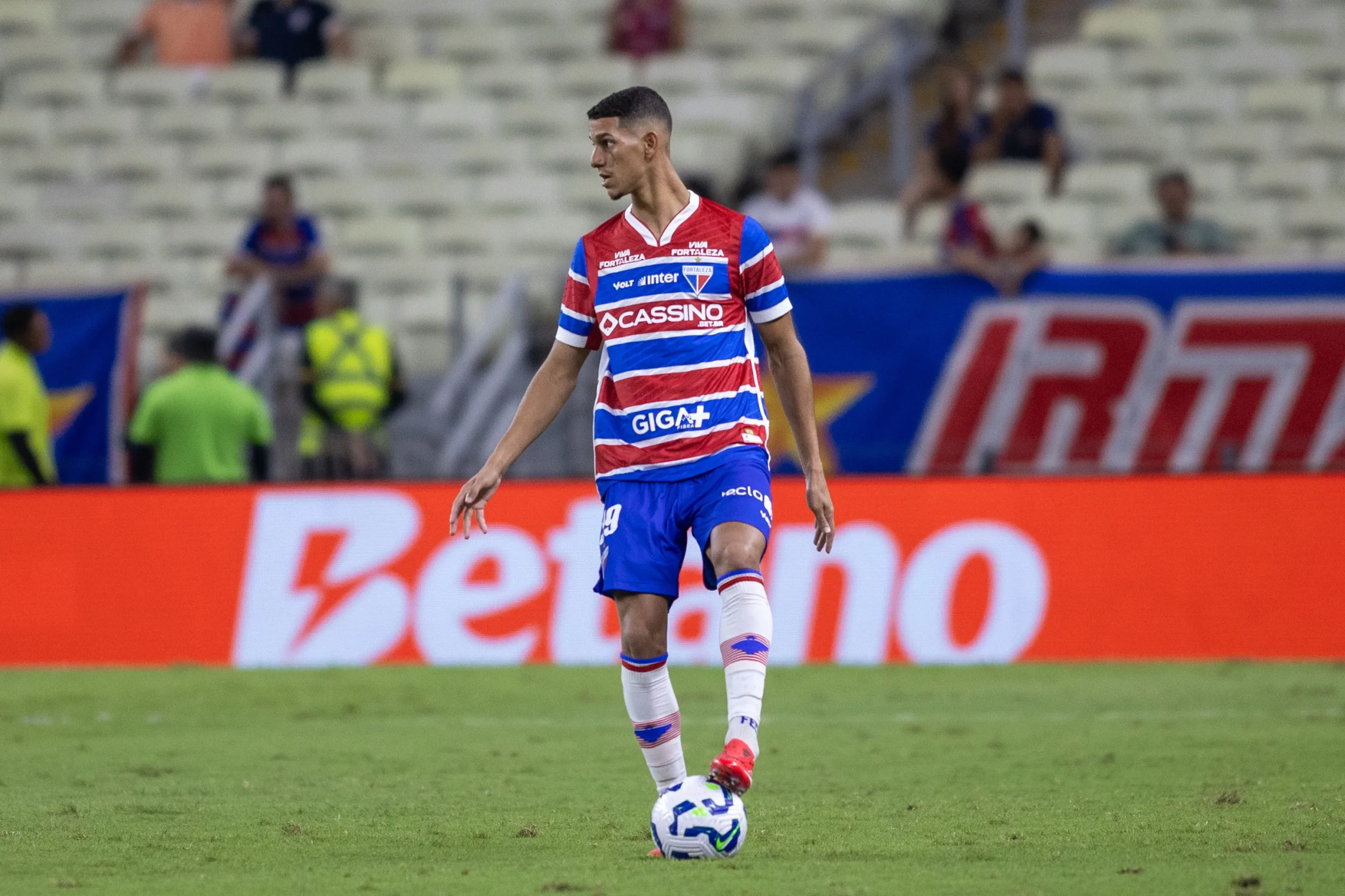No futebol brasileiro, Gustavo Mancha se destacou com a camisa do Fortaleza – Foto: Baggio Rodrigues/AGIF