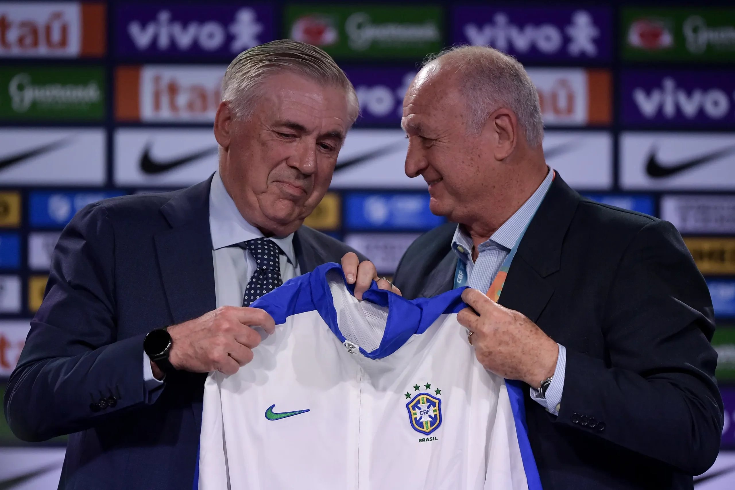 RJ – RIO DE JANEIRO – 26/05/2025 – SELECAO BRASILEIRA, CARLO ANCELOTTI CONVOCACAO – Carlo Ancelotti italiano tecnico da Selecao Brasileira e  Felipao ex tecnico do Brasil na convocao dos jogadores para os jogos diante de Equador e Paraguai, nos proximos dias 5 e 10, pelas Eliminatorias Sul-Americanas para a Copa do Mundo de 2026, evento realizado no Hotel Hotel Gran Hyatt na Barra da Tijuca, Zona Oeste do Rio de Janeiro, nesta segunda (26). Foto: Thiago Ribeiro/AGIF