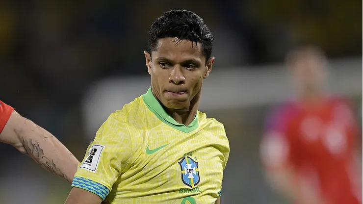 Douglas Santos jogador do Brasil disputa lance com Cepeda jogador do Chile durante partida no estadio Maracana pelo campeonato Eliminatorias Copa Do Mundo 2026. Foto: Alexandre Loureiro/AGIF