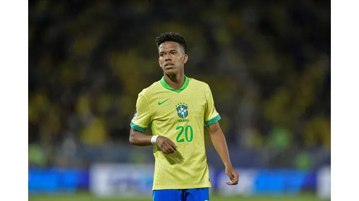 Estêvão em ação com a camisa da Seleção Brasileira.