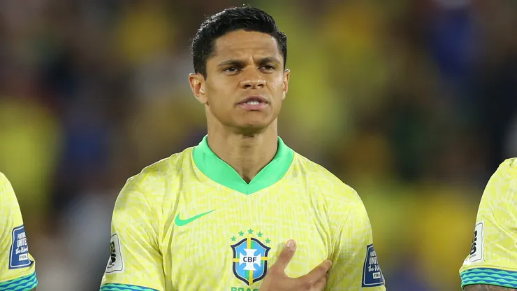 Douglas Santos pode iniciar como titular.